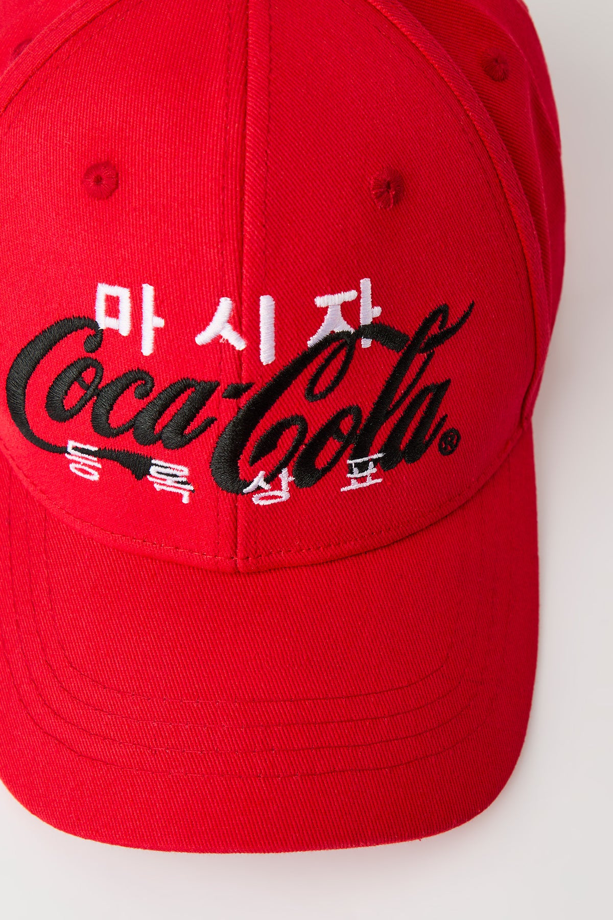 Vue alternative 2. Casquette de baseball avec motif brodé Coca-Cola