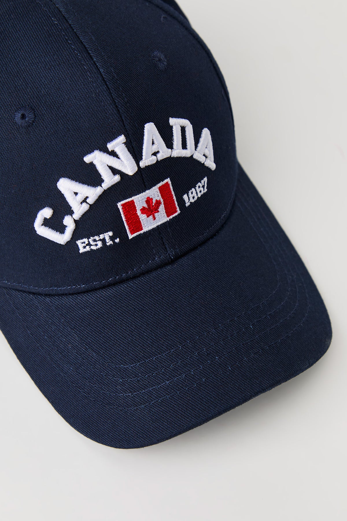 Vue alternative 2. Casquette de baseball avec motif brodé Canada