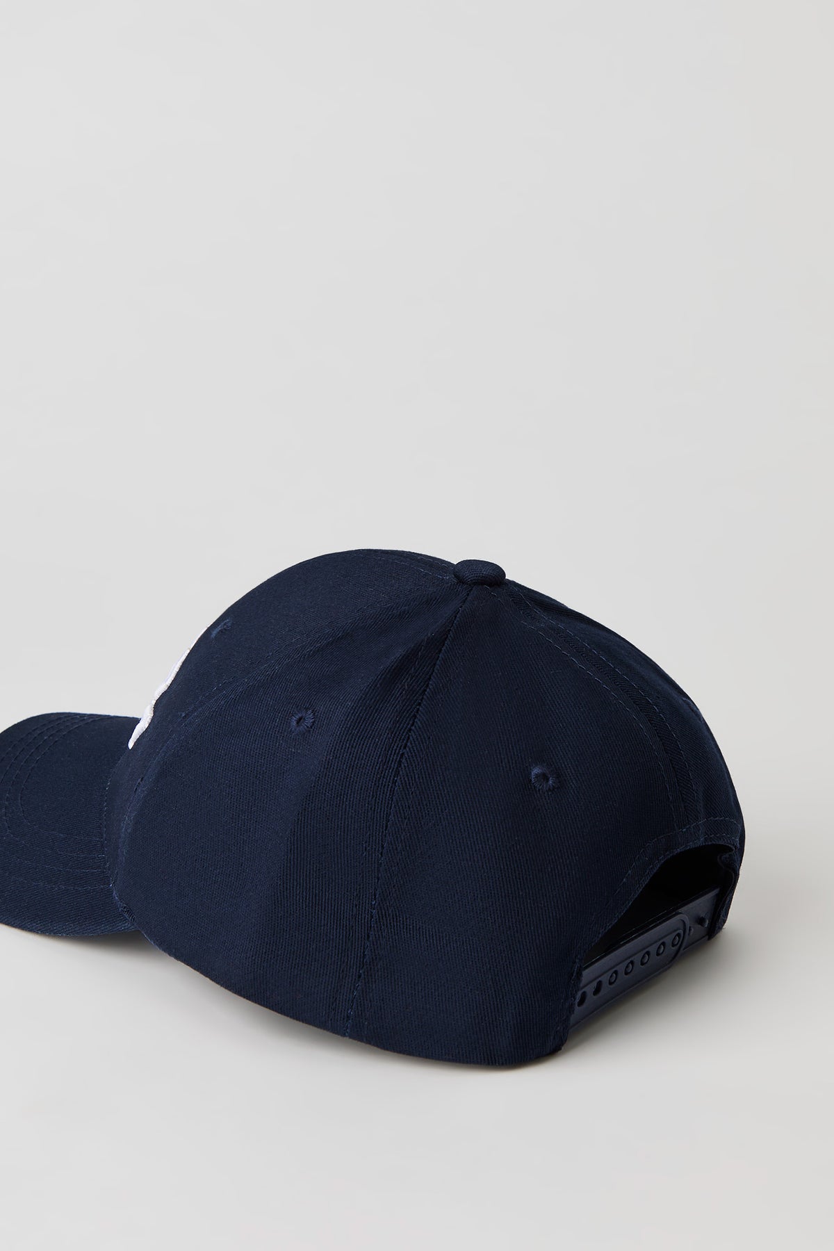 Vue alternative 3. Casquette de baseball avec motif brodé Canada
