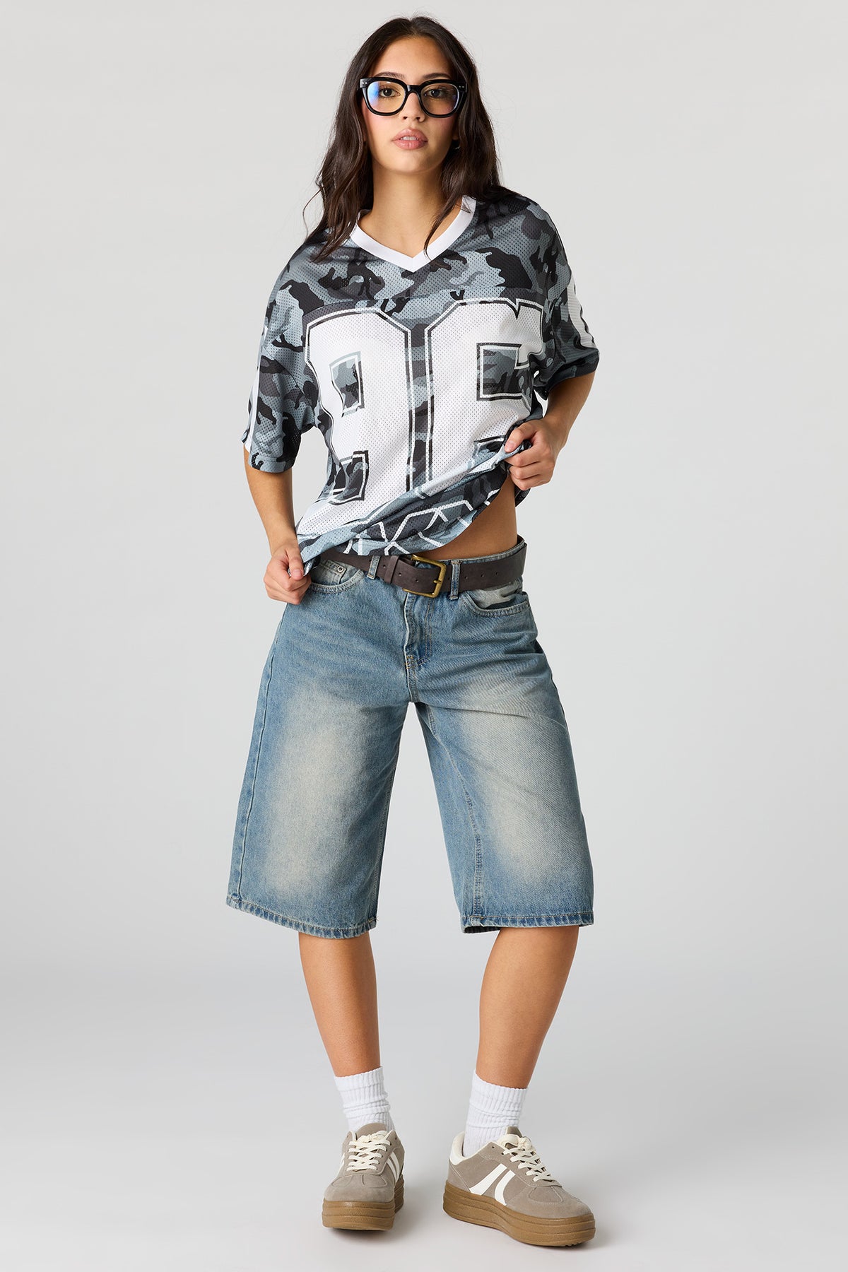 Alt View 3. Mesh Graphic V-Neck Jersey - Dark Grey