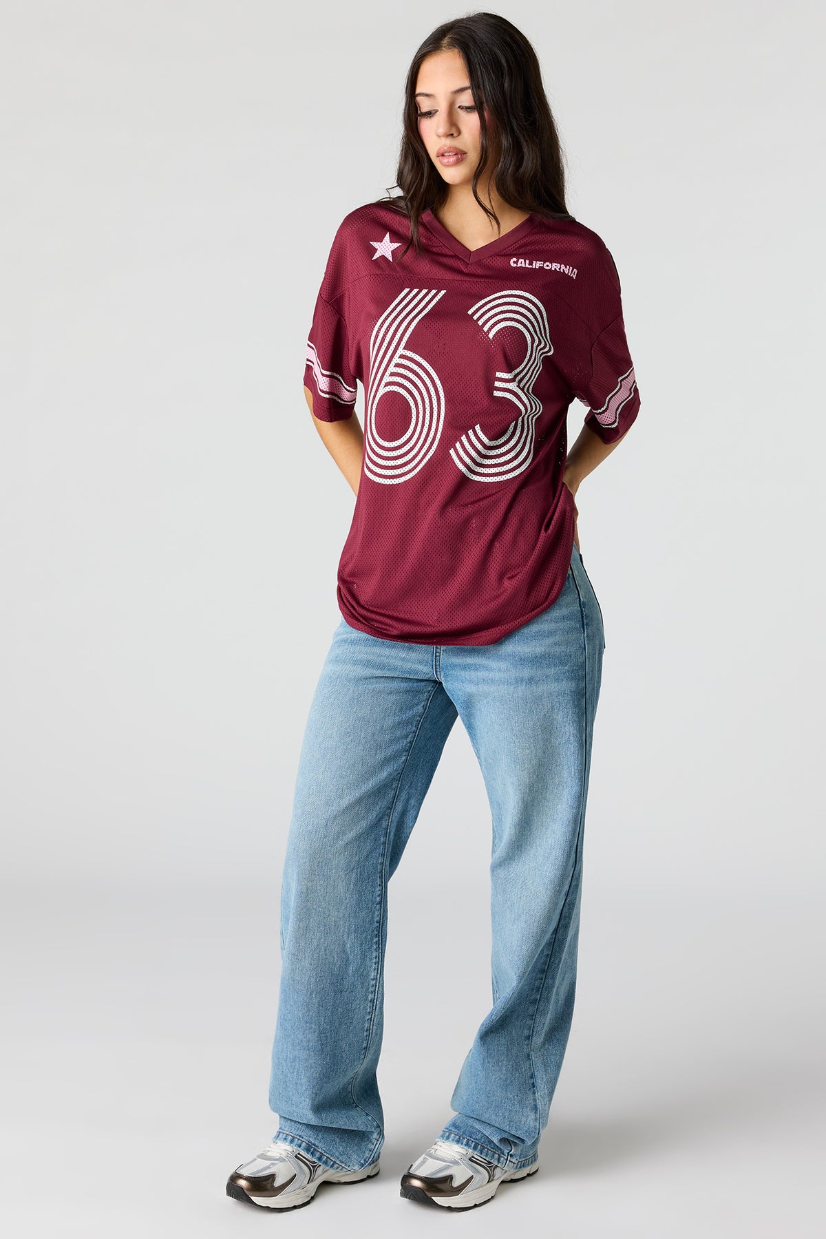 Alt View 3. Mesh Graphic V-Neck Jersey - Burgundy