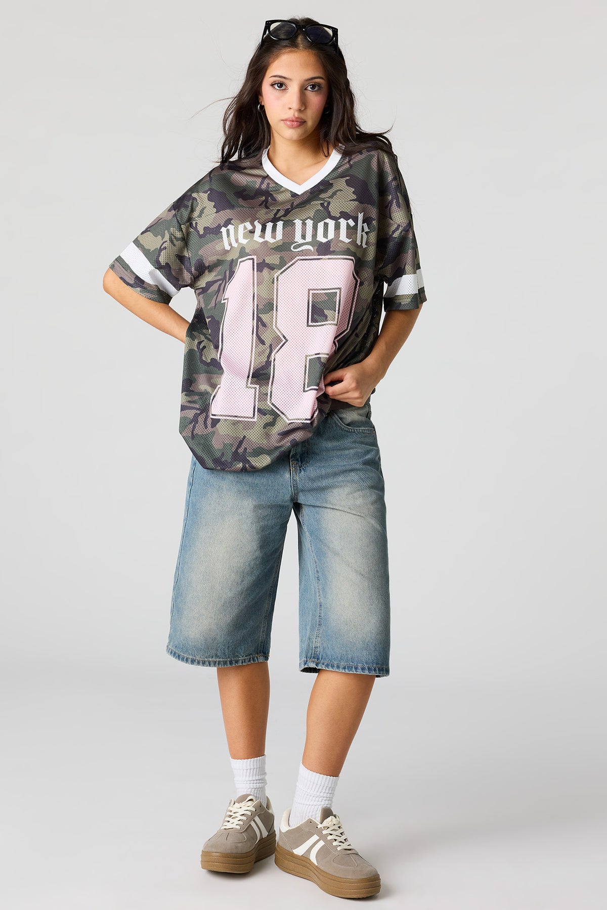 Alt View 3. Mesh Graphic V-Neck Jersey - Camouflage