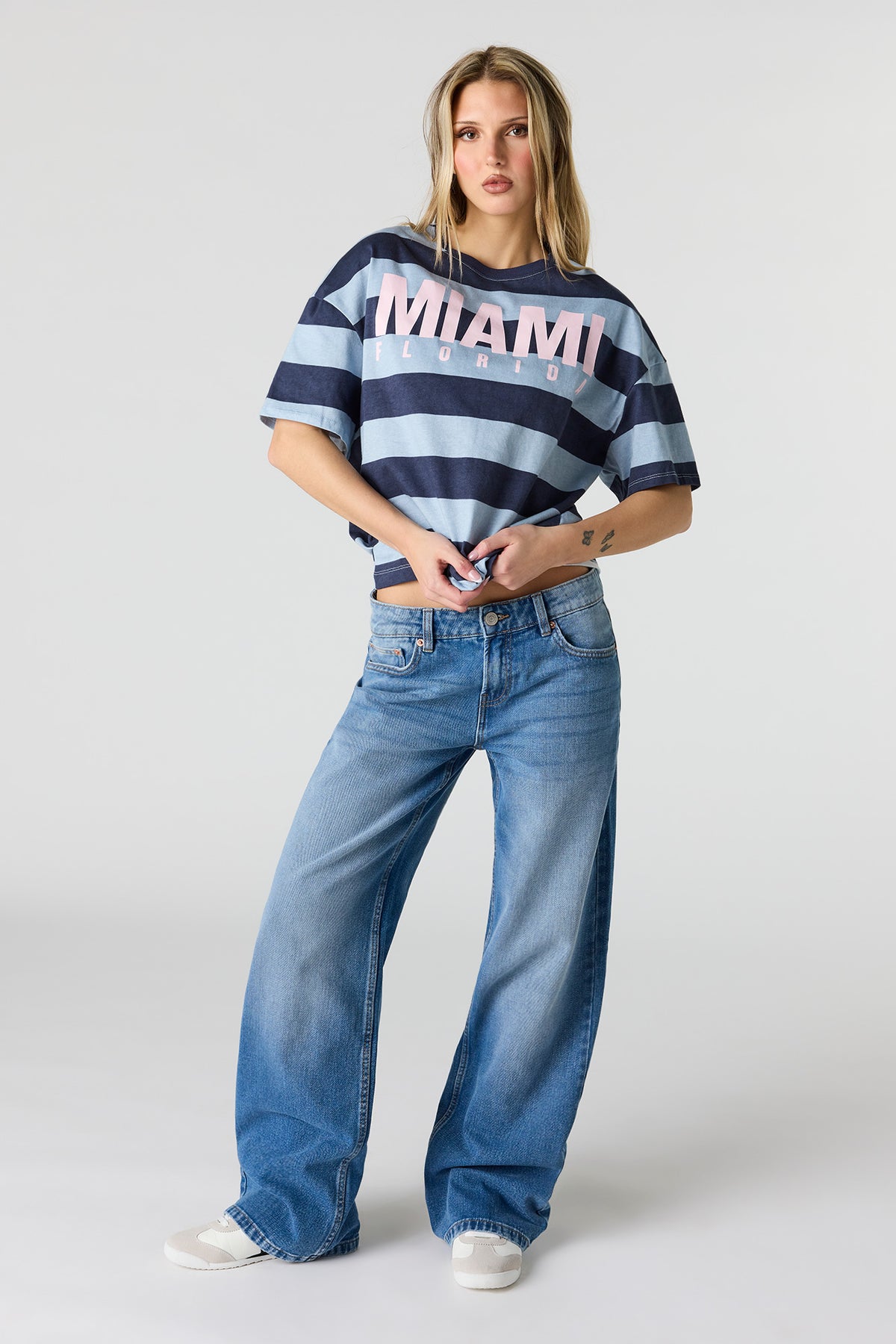 Alt View 3. Graphic Striped Boyfriend T-Shirt - Blue