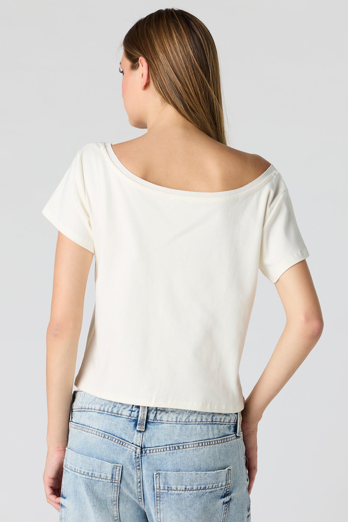 Vue alternative 2. T-shirt imprimé à épaules dénudées