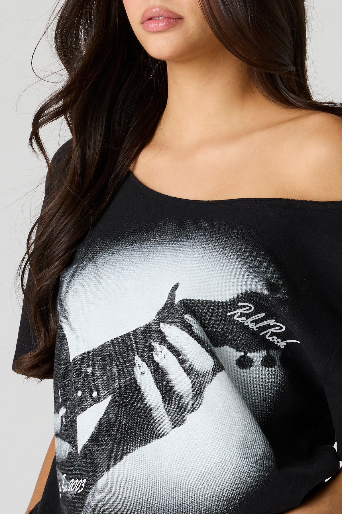 Vue alternative 4. T-shirt à épaules dénudées avec imprimé Tour
