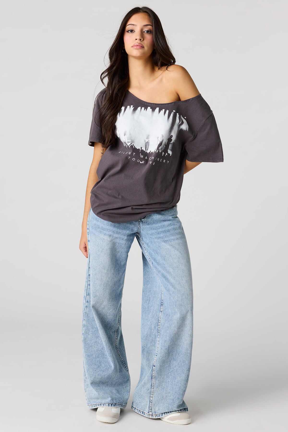 Vue alternative 3. T-shirt à épaules dénudées avec imprimé Tour