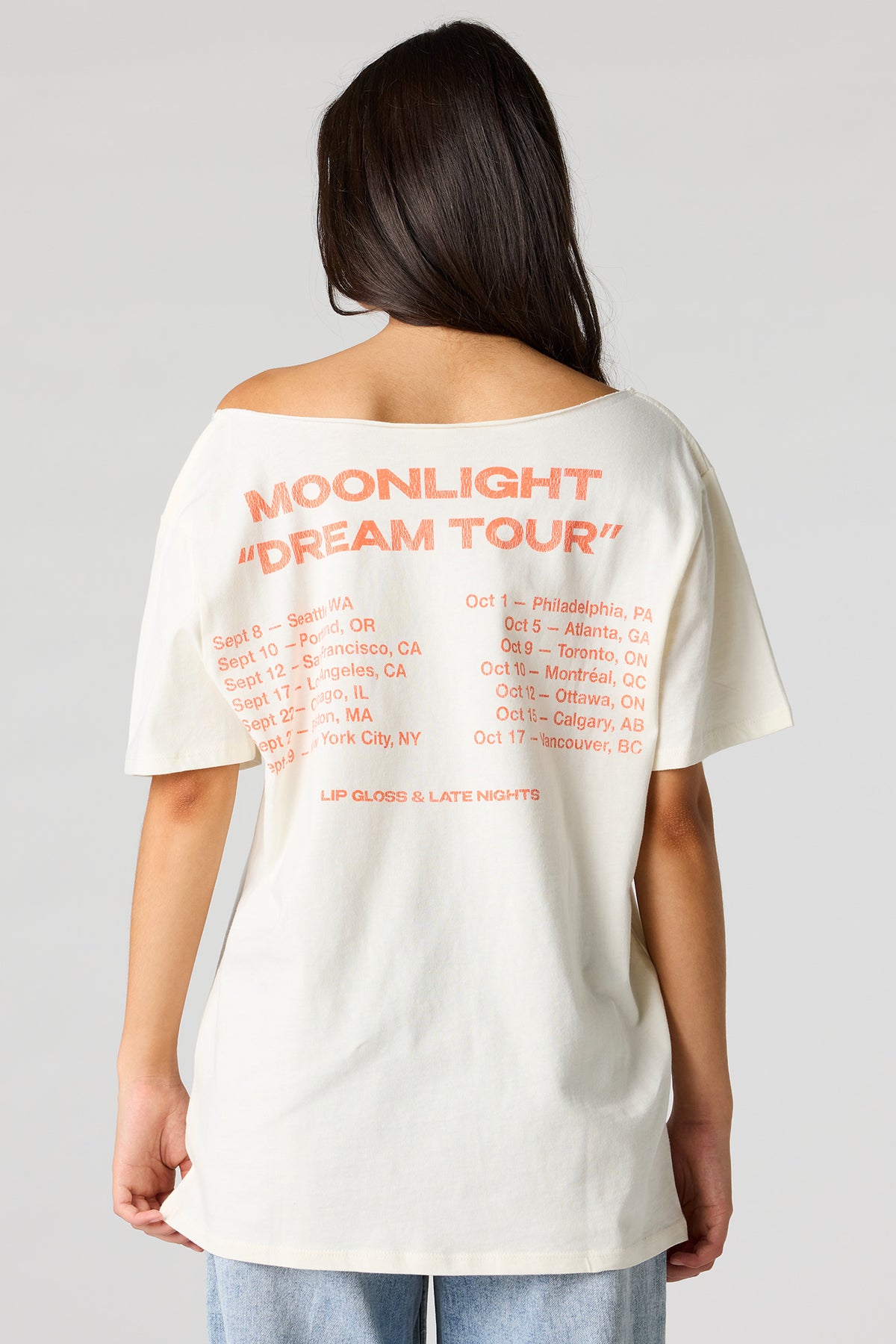 Vue alternative 2. T-shirt à épaules dénudées avec imprimé Tour