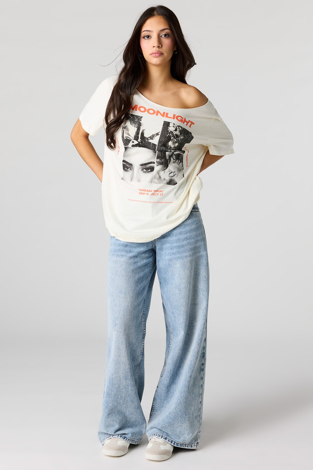 Vue alternative 3. T-shirt à épaules dénudées avec imprimé Tour