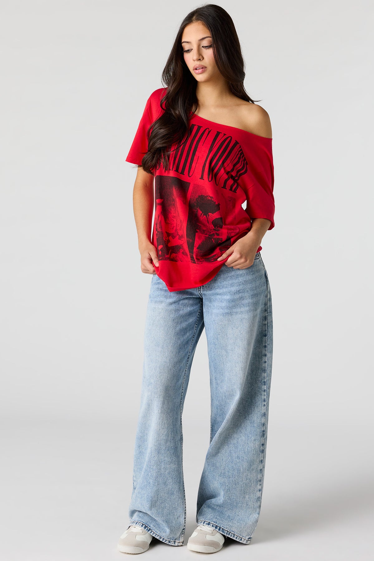 Vue alternative 3. T-shirt à épaules dénudées avec imprimé Tour