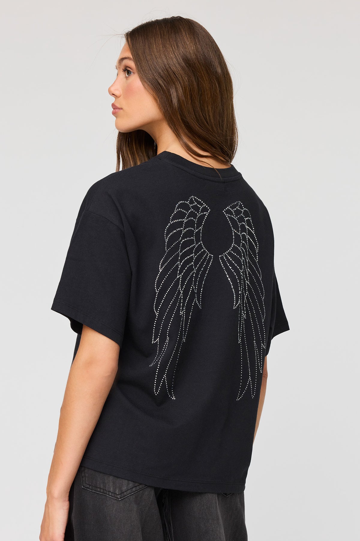 Vue alternative 2. T-shirt de coupe garçonne orné de pierres du Rhin