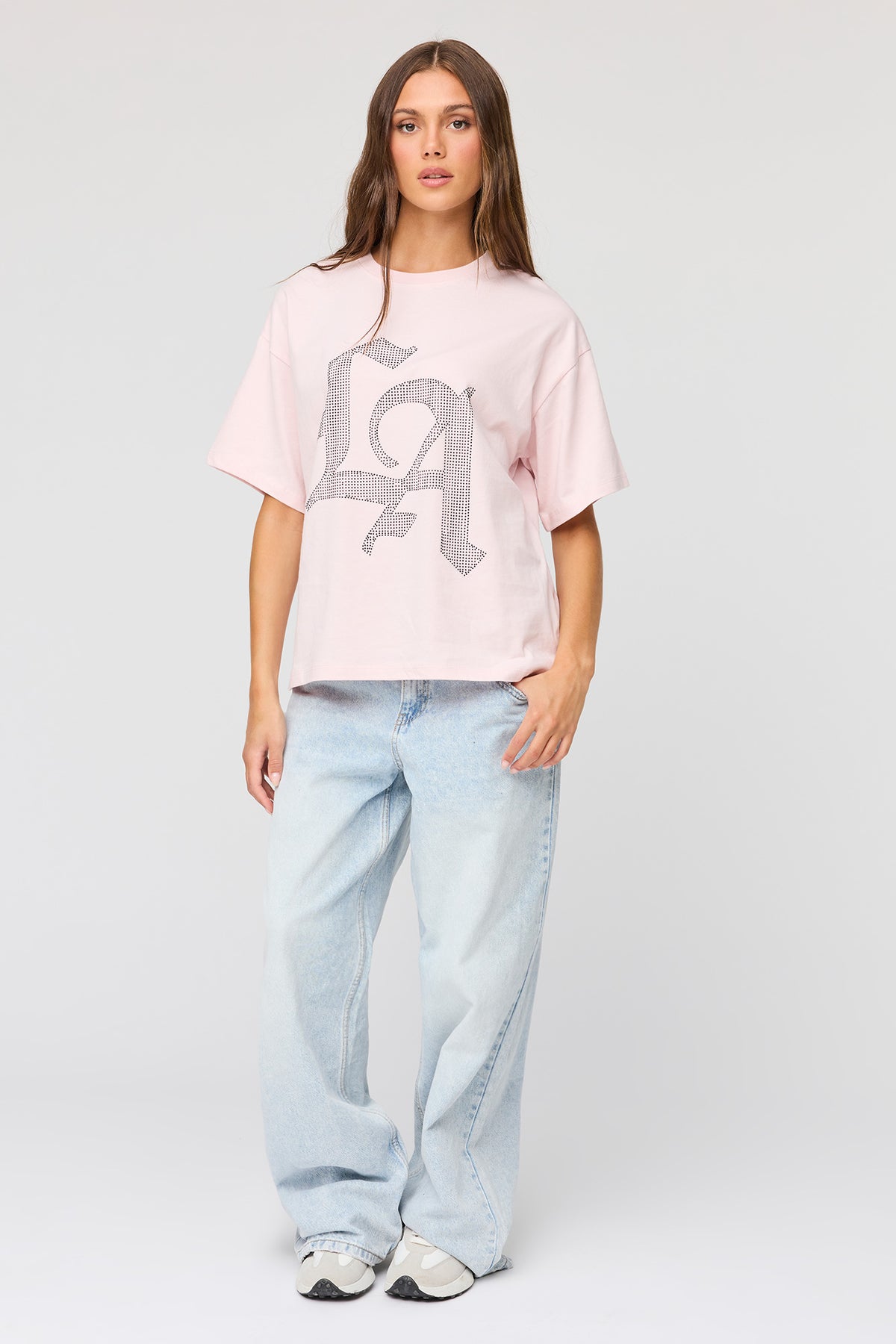 Vue alternative 3. T-shirt de coupe garçonne orné de pierres du Rhin