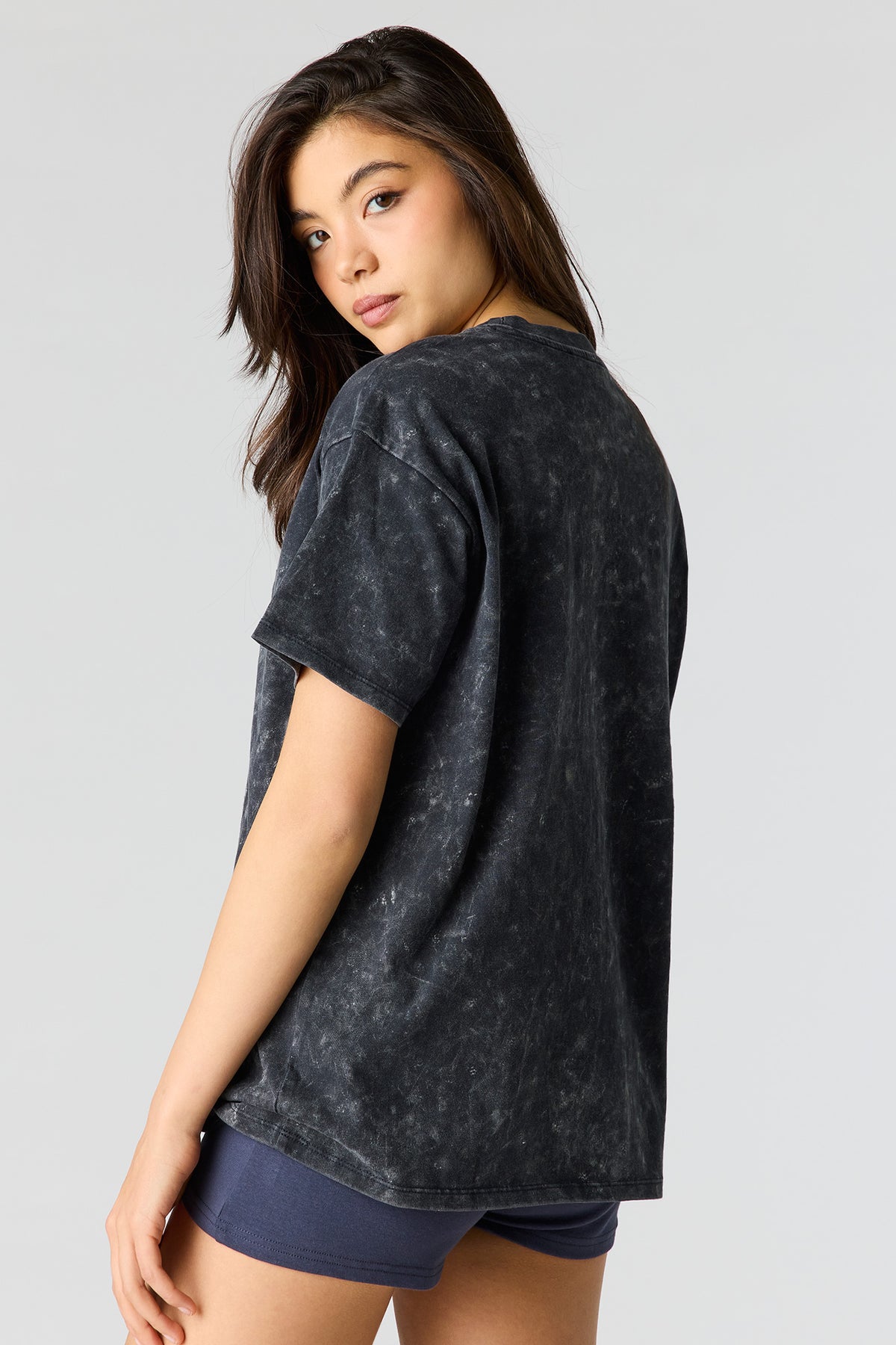 Vue alternative 2. T-shirt de coupe garçonne délavé à imprimé avec pierres du Rhin