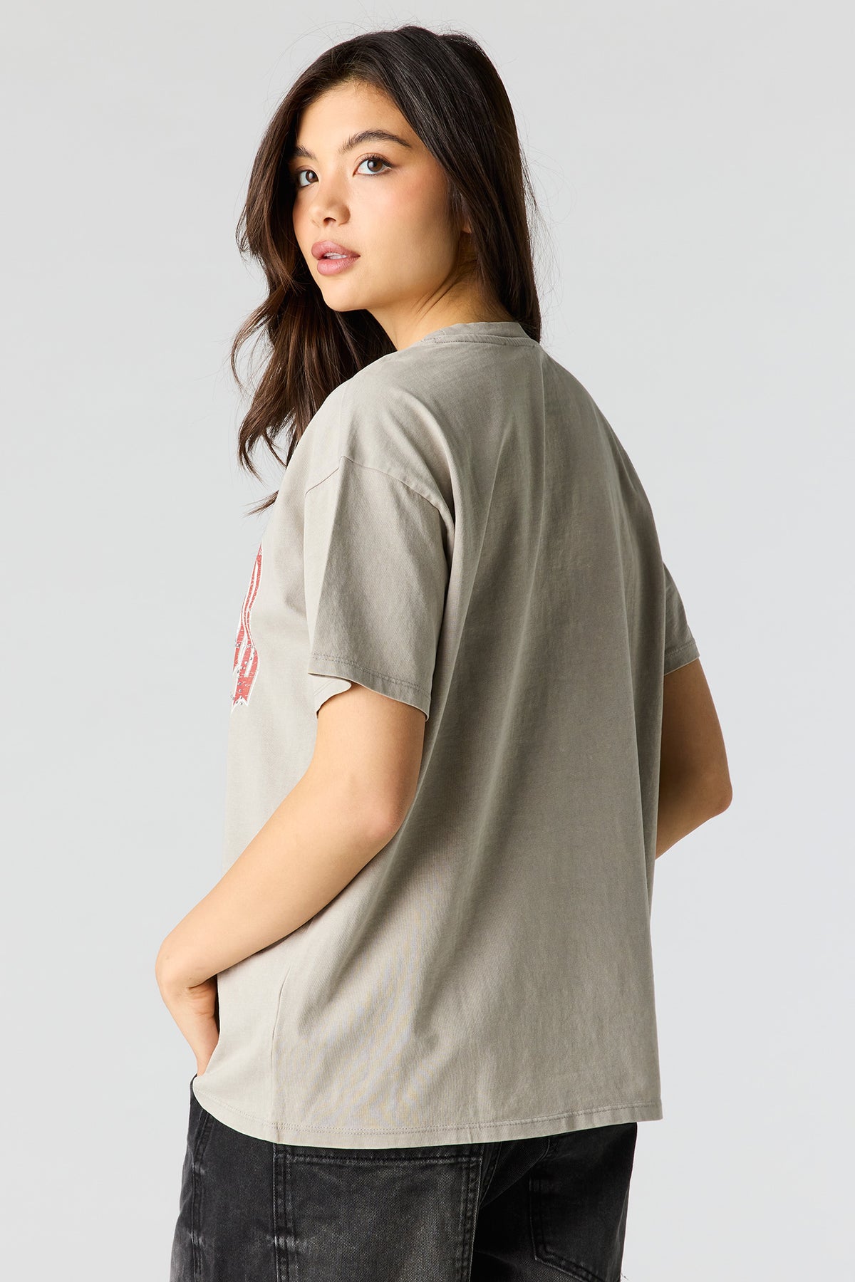 Vue alternative 2. T-shirt de coupe garçonne délavé à imprimé avec pierres du Rhin