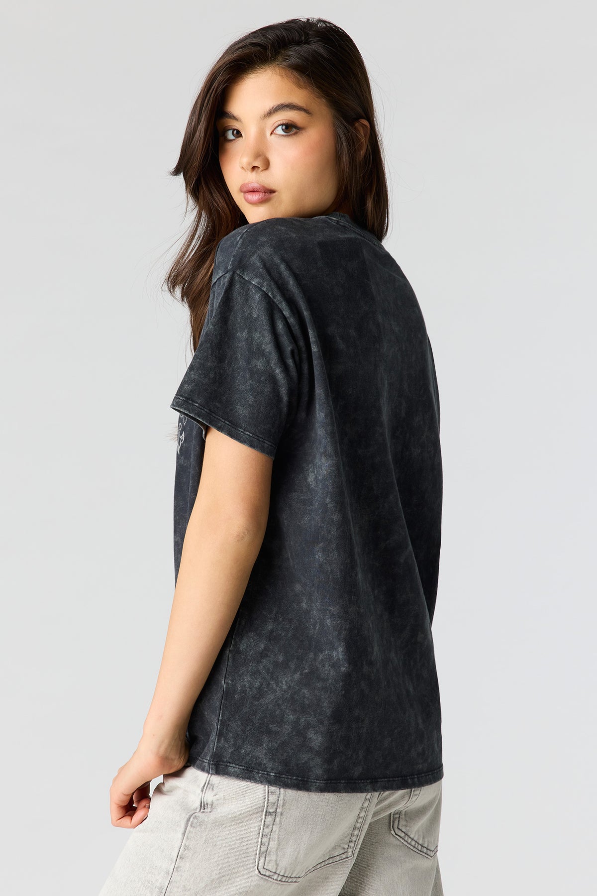 Vue alternative 2. T-shirt de coupe garçonne délavé à imprimé avec pierres du Rhin
