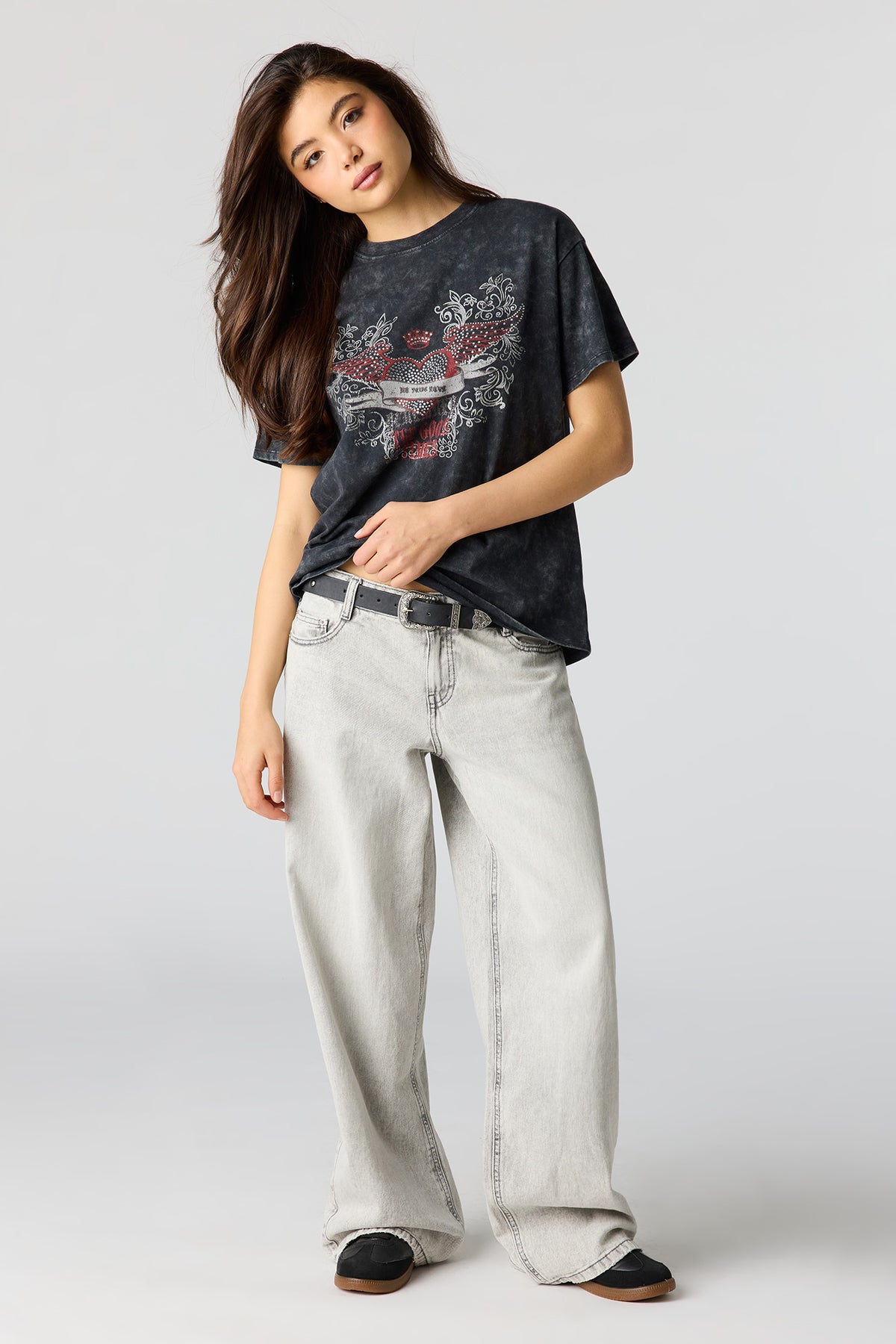 Vue alternative 3. T-shirt de coupe garçonne délavé à imprimé avec pierres du Rhin