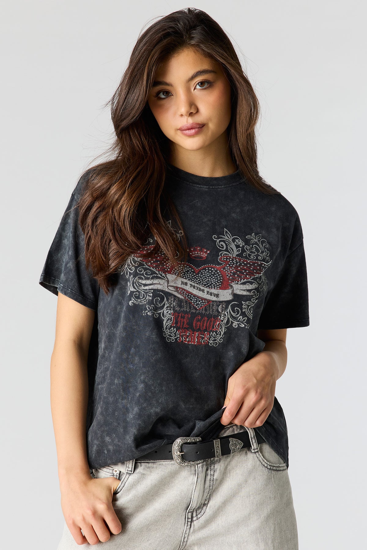Vue alternative 4. T-shirt de coupe garçonne délavé à imprimé avec pierres du Rhin