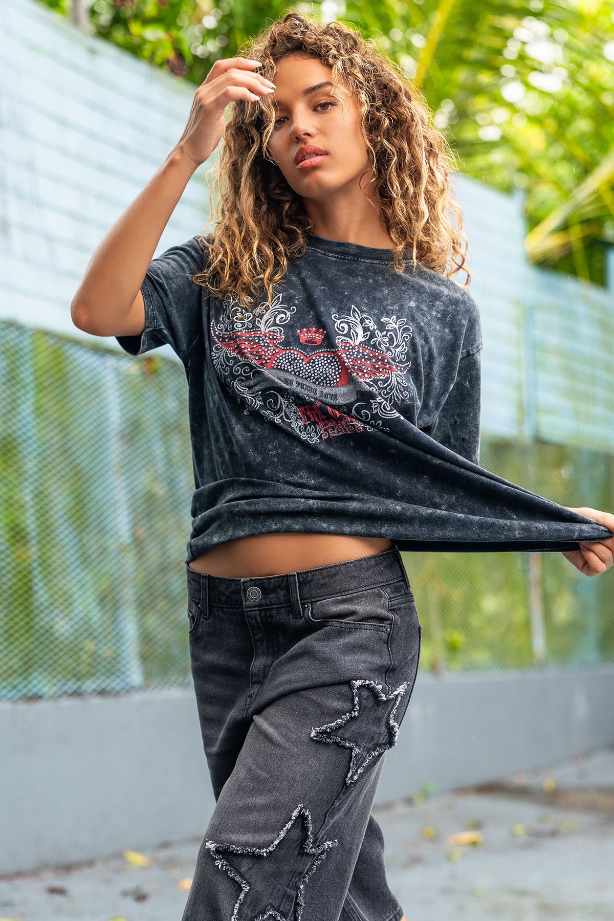 T-shirt de coupe garçonne délavé à imprimé avec pierres du Rhin