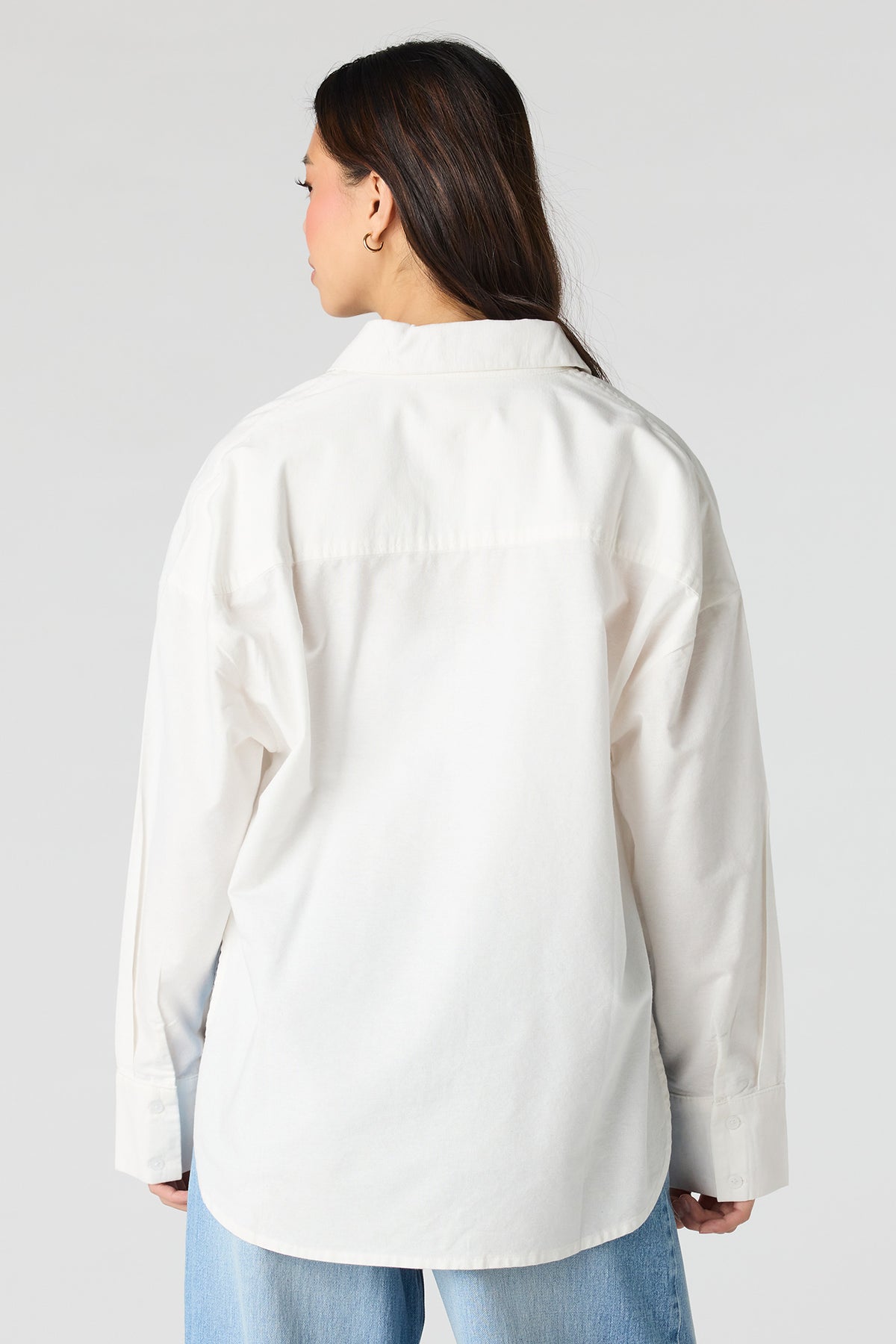 Vue alternative 2. Haut surdimensionné boutonné avec col