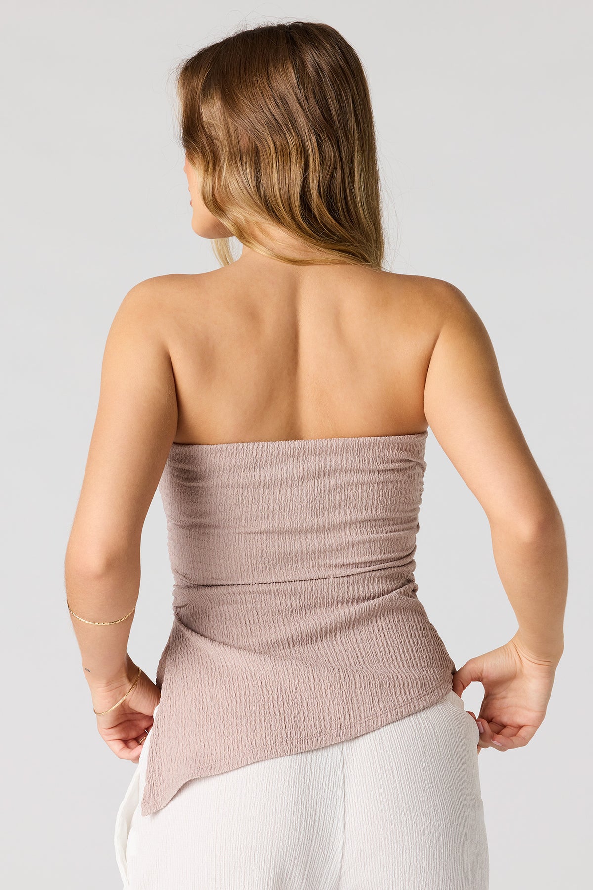 Vue alternative 2. Haut tubulaire asymétrique texturé