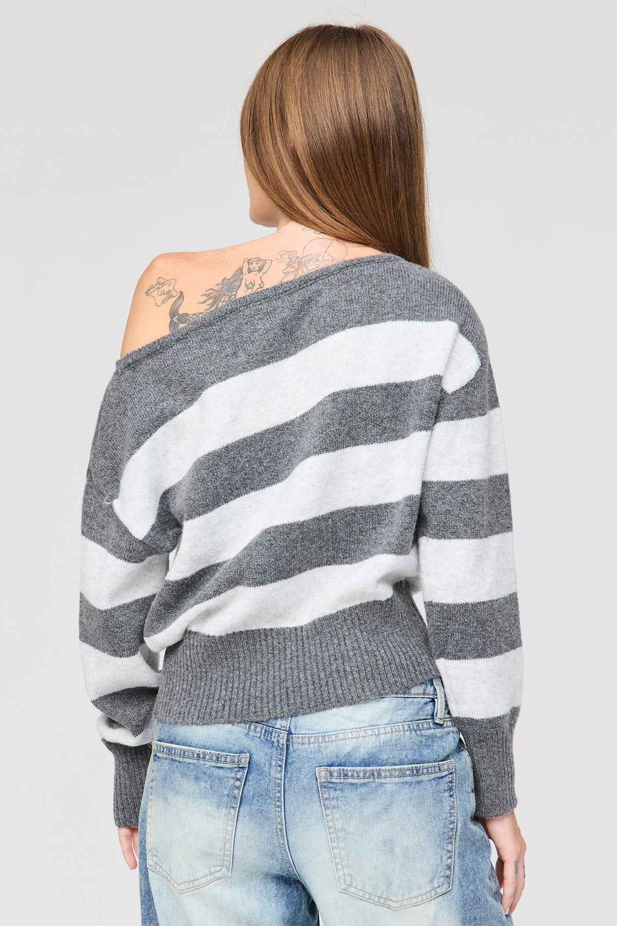 Vue alternative 2. Chandail à col bateau en tricot pelucheux rayé