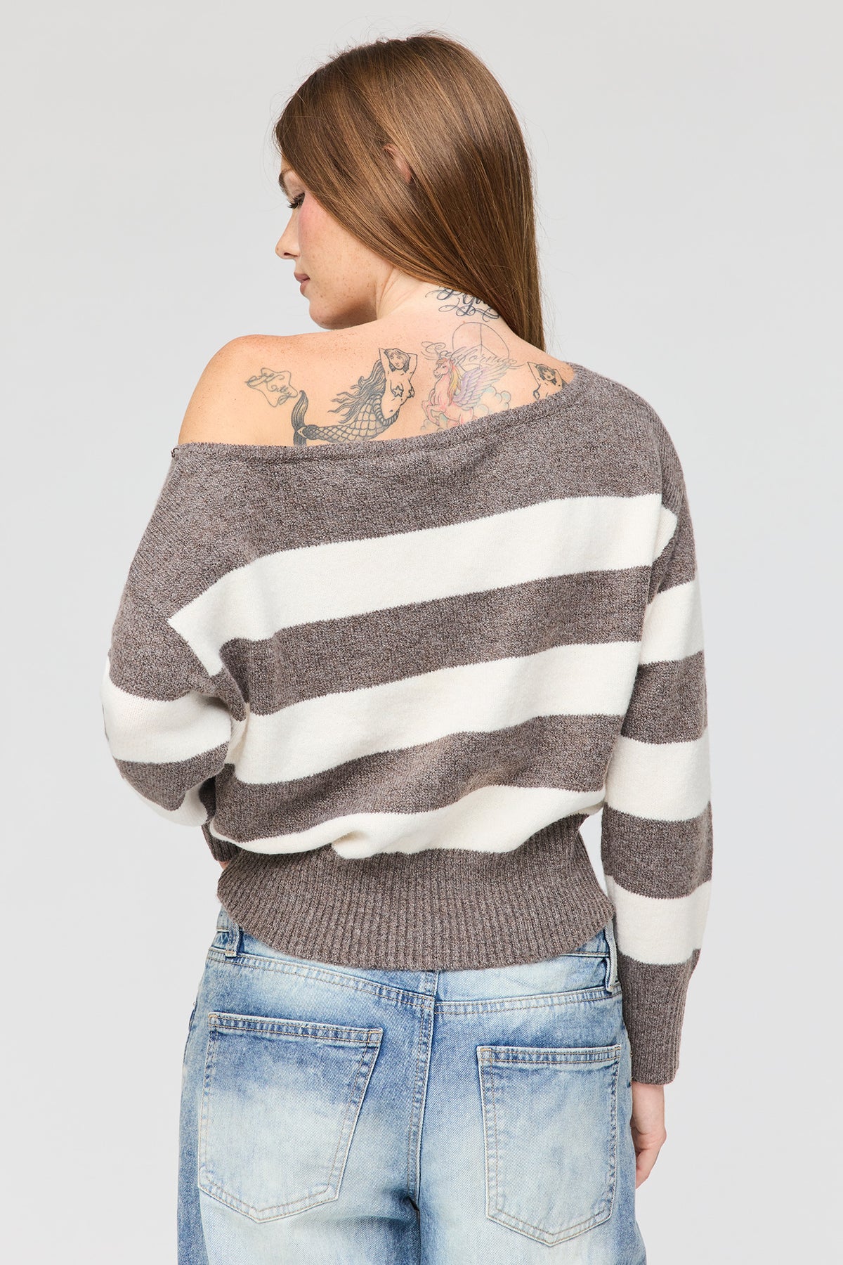Vue alternative 2. Chandail à col bateau en tricot pelucheux rayé