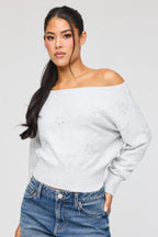 Chandail en tricot pelucheux avec épaules dénudées et pierres du Rhin