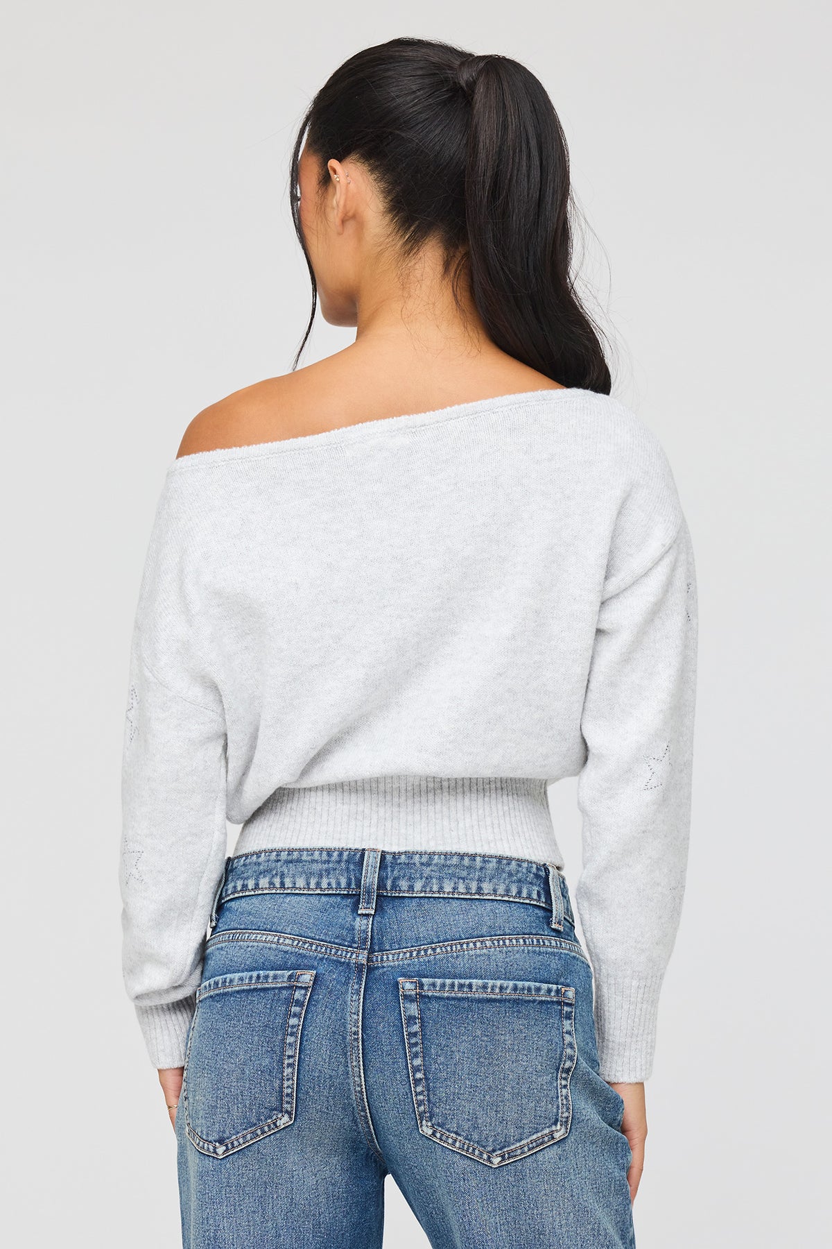 Vue alternative 2. Chandail en tricot pelucheux avec épaules dénudées et pierres du Rhin