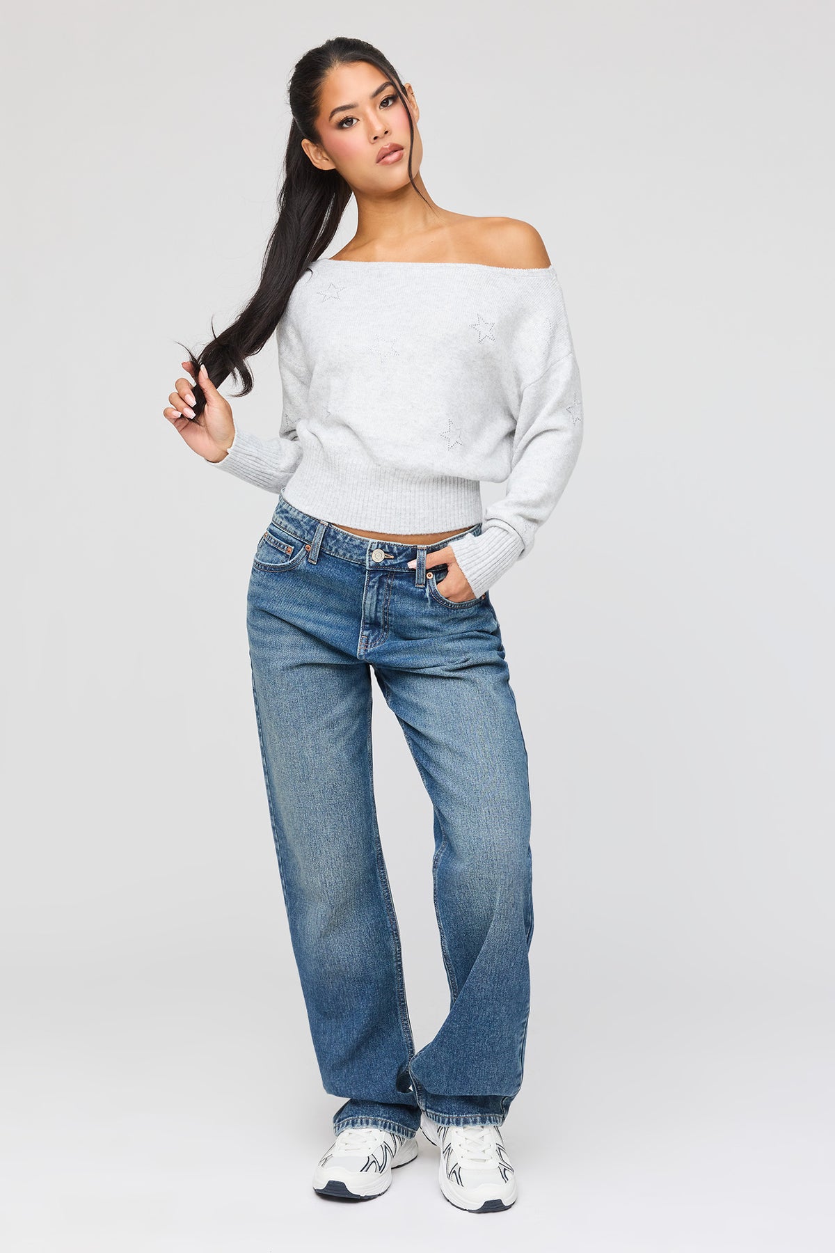 Vue alternative 3. Chandail en tricot pelucheux avec épaules dénudées et pierres du Rhin