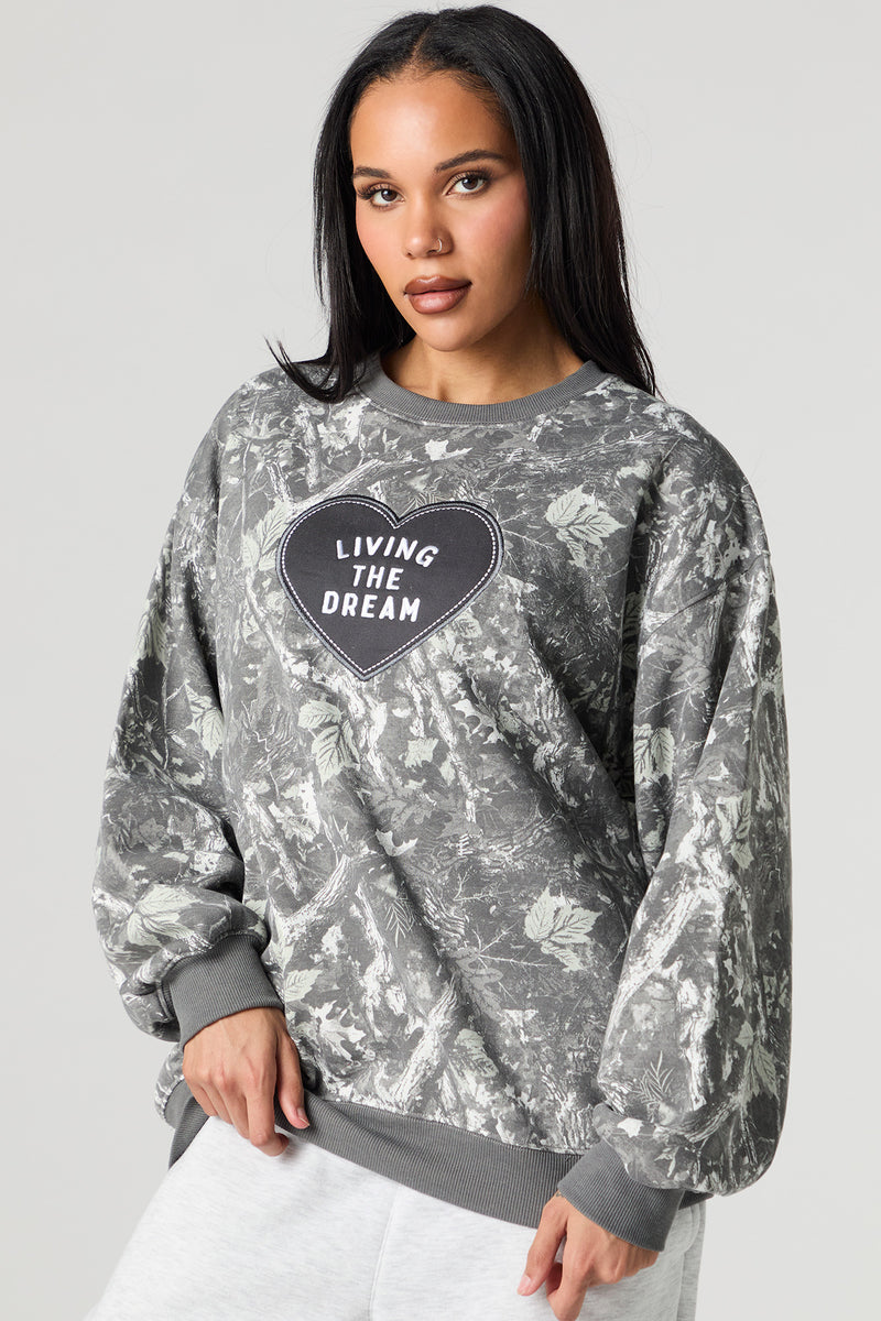 Chandail en molleton avec motif brodé Living The Dream et motif camouflage