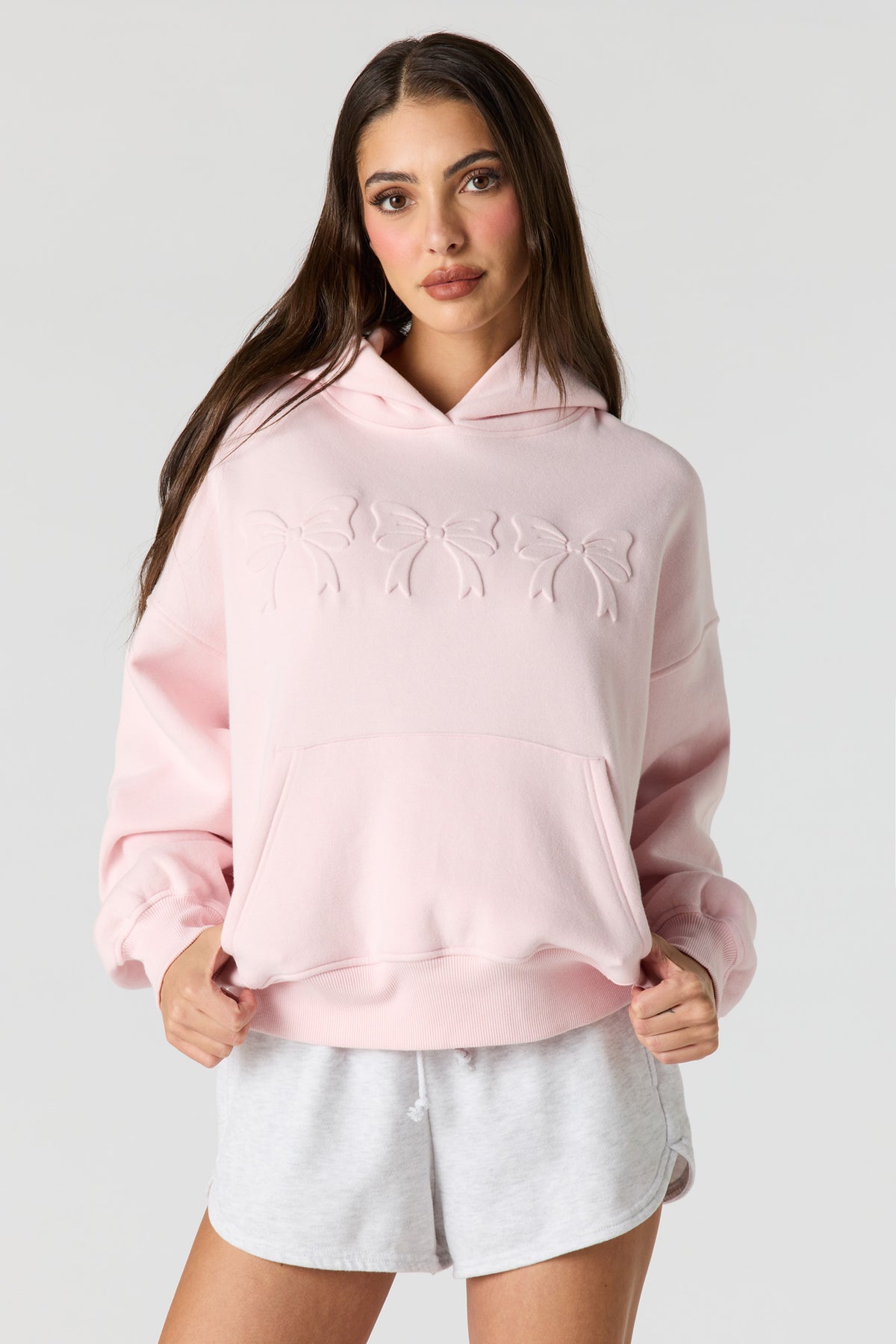 Haut à capuchon de coupe garçonne en molleton de luxe embossé