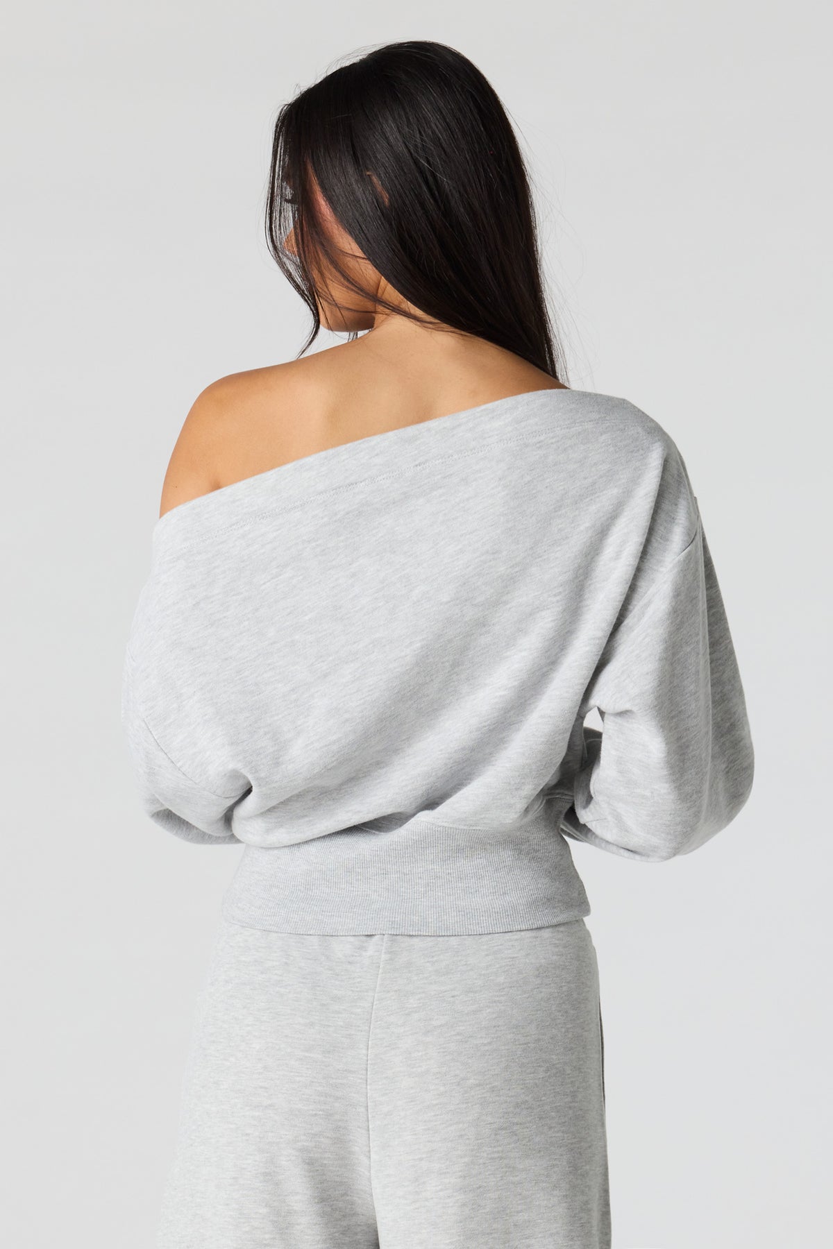 Vue alternative 2. Chandail à épaules dénudées en tissu bouclé de luxe