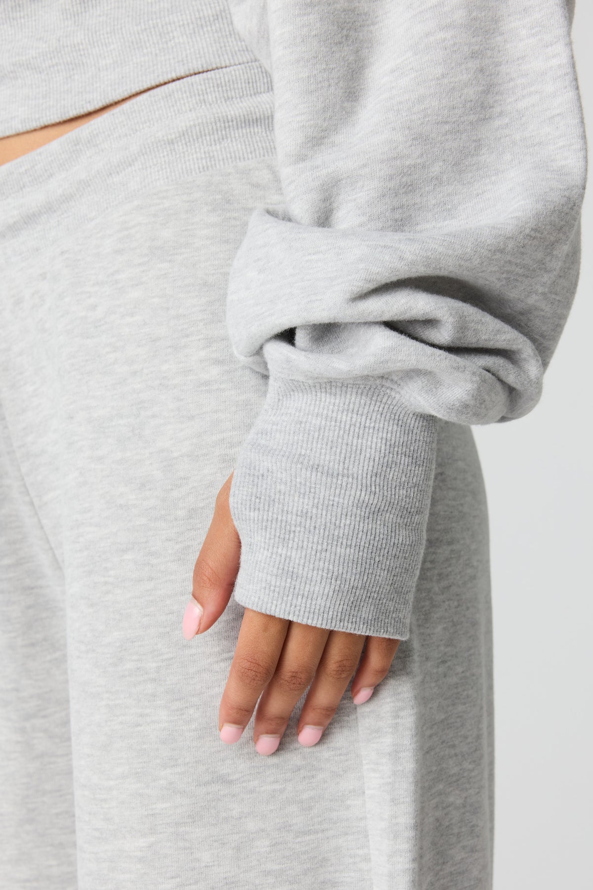 Vue alternative 4. Chandail à épaules dénudées en tissu bouclé de luxe
