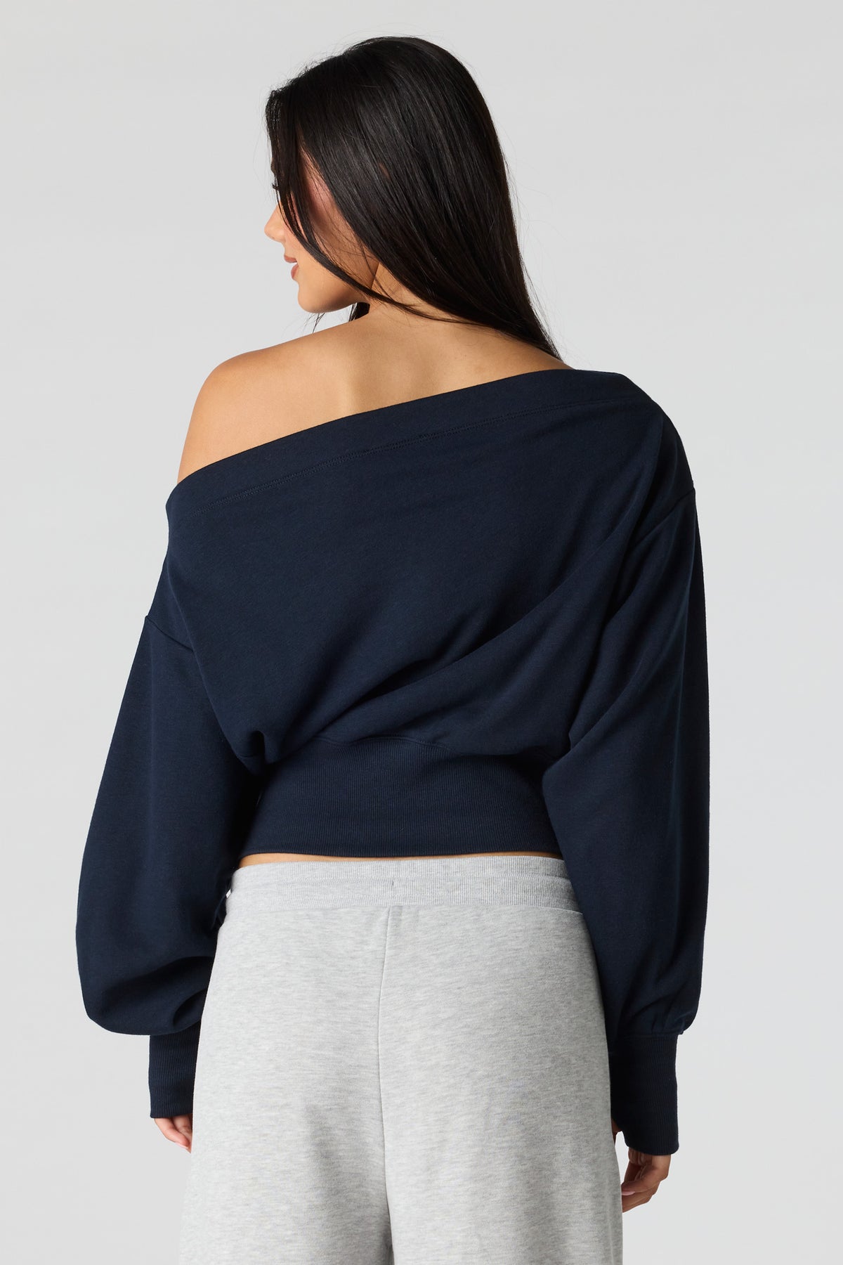 Vue alternative 2. Chandail à épaules dénudées en tissu bouclé de luxe