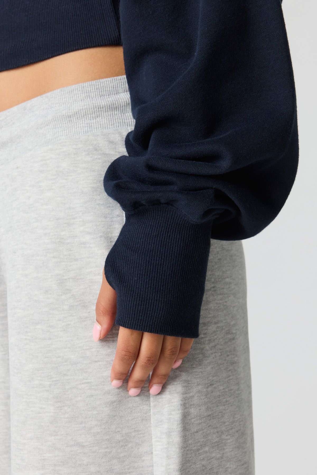 Vue alternative 4. Chandail à épaules dénudées en tissu bouclé de luxe
