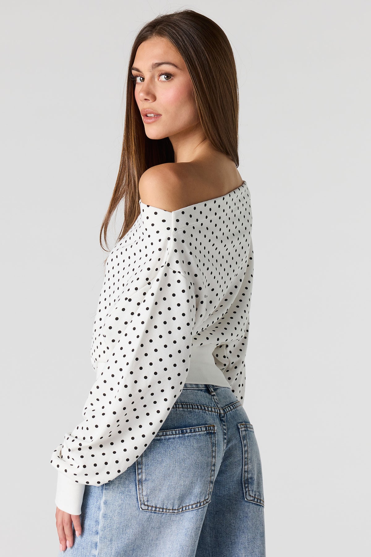 Vue alternative 2. Chandail en tissu bouclé de luxe à épaules dénudées