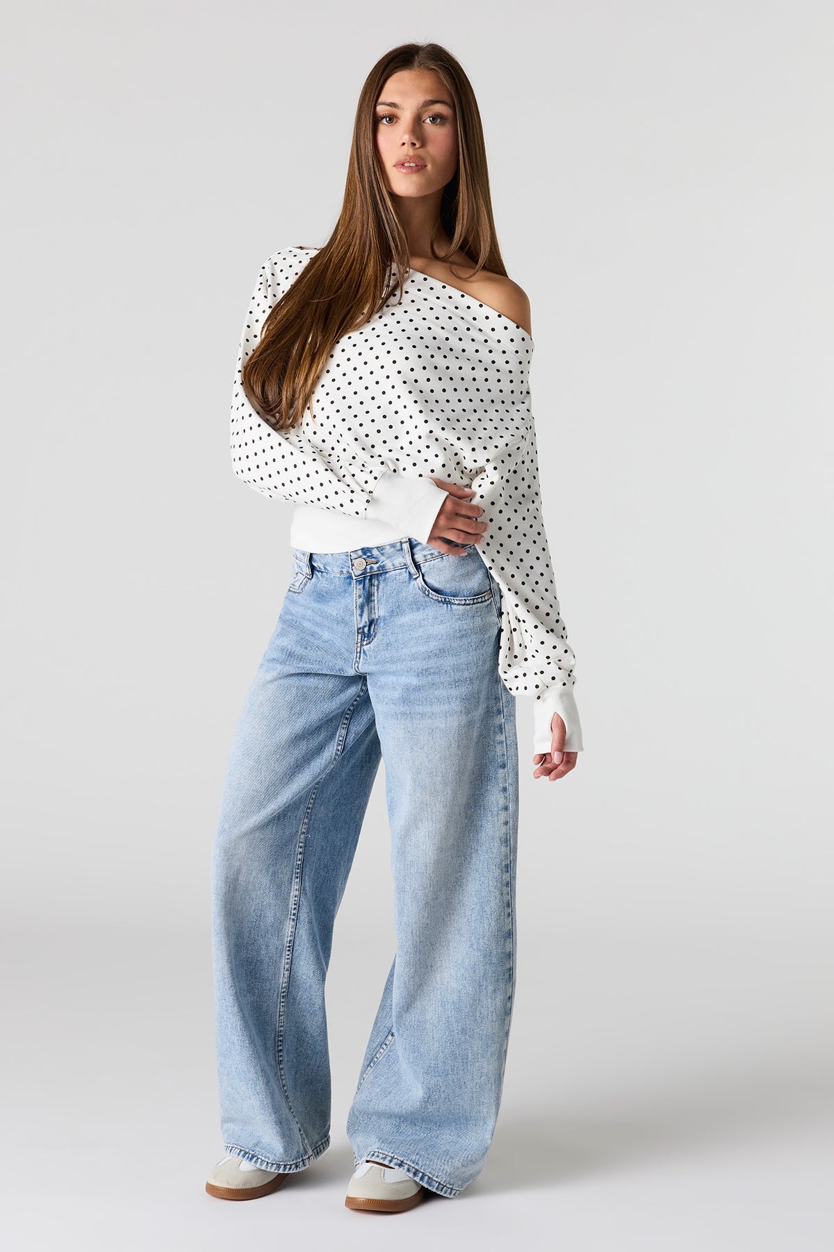 Vue alternative 3. Chandail en tissu bouclé de luxe à épaules dénudées