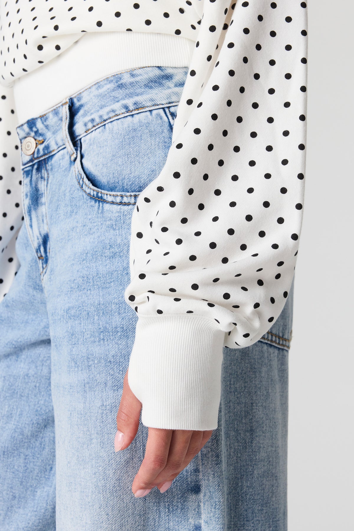 Vue alternative 4. Chandail en tissu bouclé de luxe à épaules dénudées