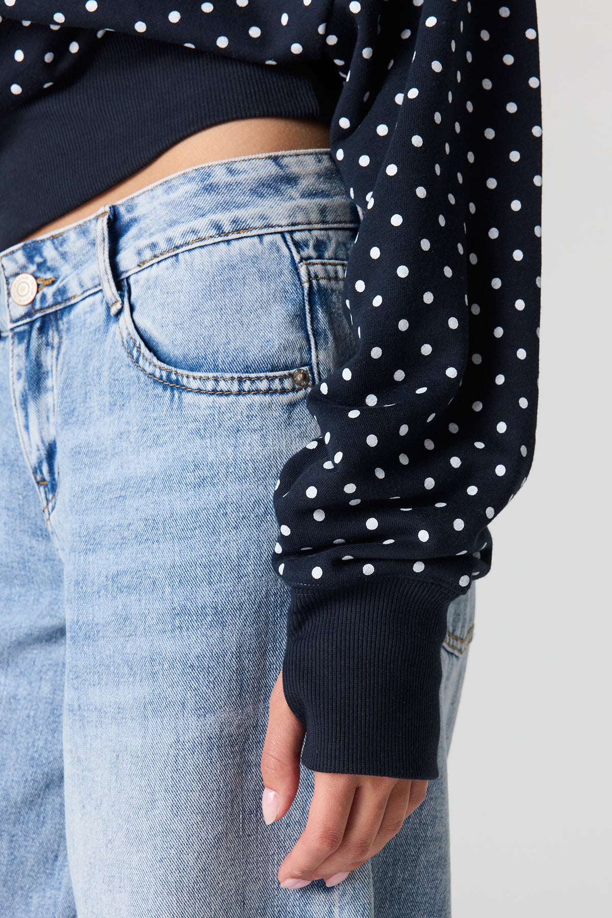 Vue alternative 4. Chandail en tissu bouclé de luxe à épaules dénudées