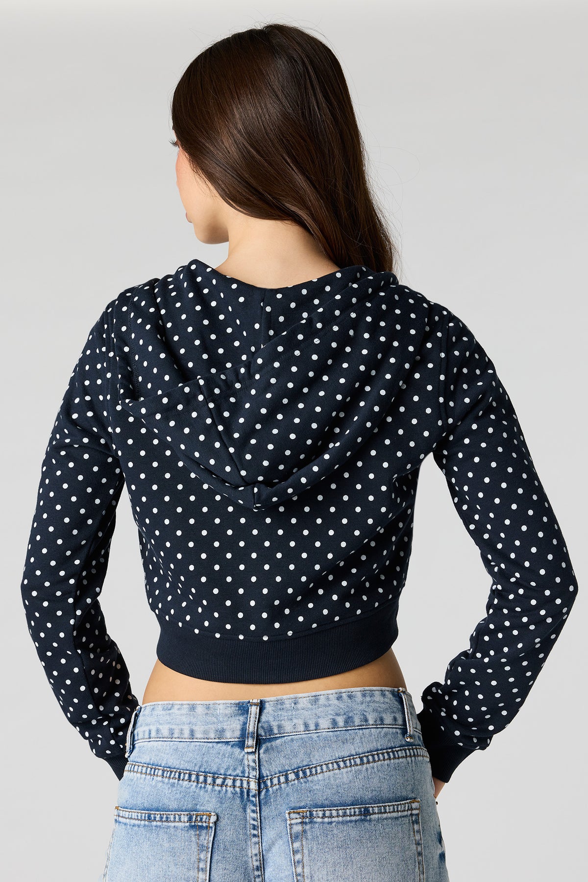 Vue alternative 2. Haut à capuchon en tissu bouclé de luxe à pois avec fermeture à glissière