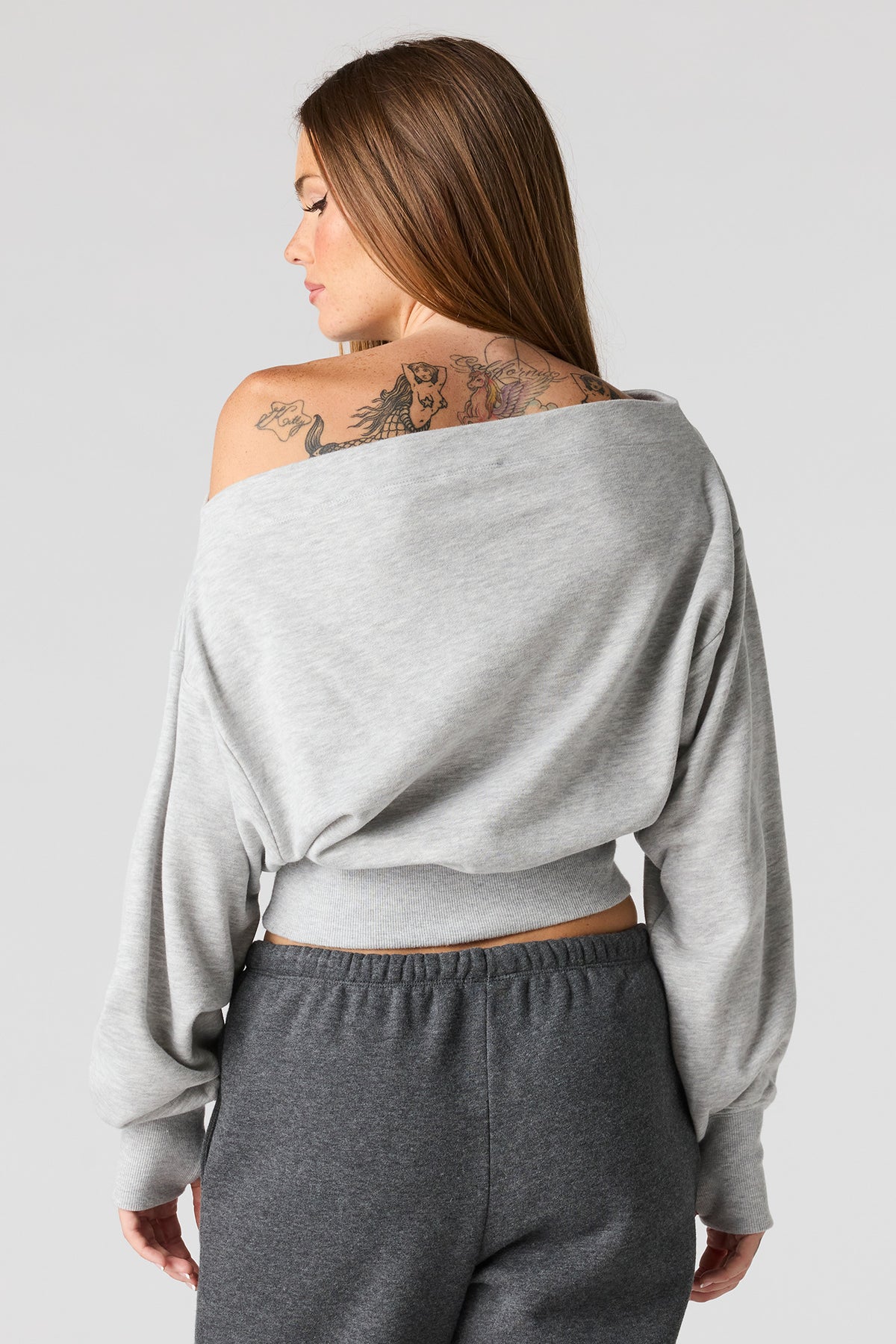 Vue alternative 2. Chandail en tissu bouclé de luxe à épaules dénudées