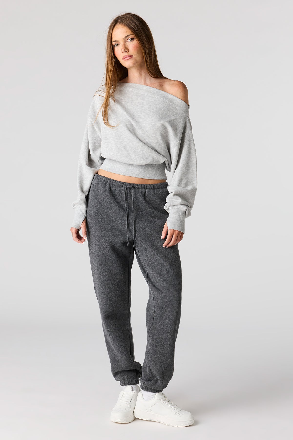 Vue alternative 3. Chandail en tissu bouclé de luxe à épaules dénudées