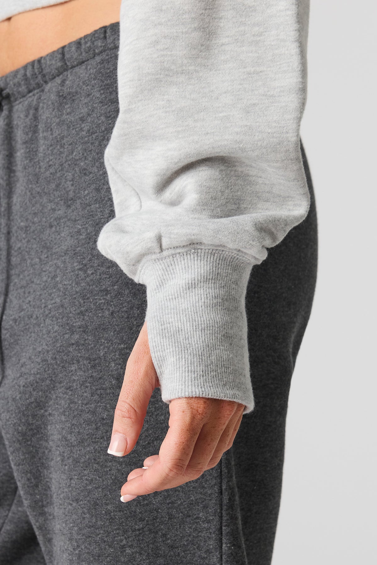 Vue alternative 4. Chandail en tissu bouclé de luxe à épaules dénudées