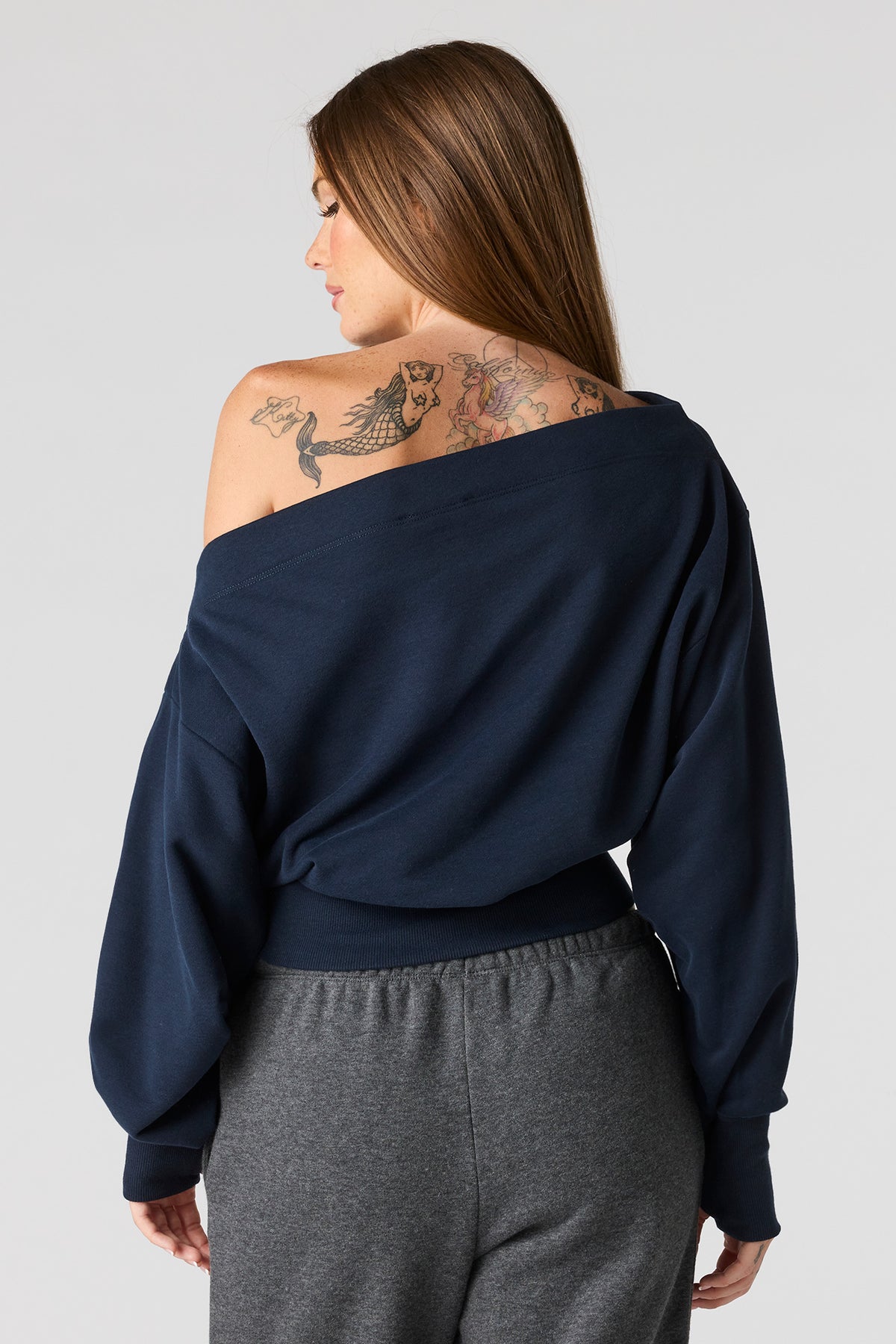 Vue alternative 2. Chandail en tissu bouclé de luxe à épaules dénudées