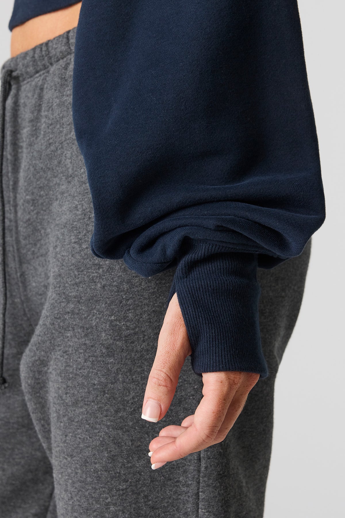 Vue alternative 4. Chandail en tissu bouclé de luxe à épaules dénudées
