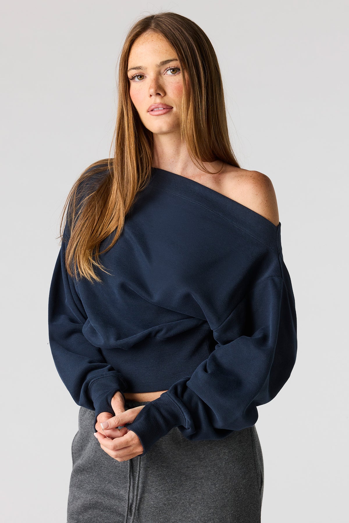 Chandail en tissu bouclé de luxe à épaules dénudées