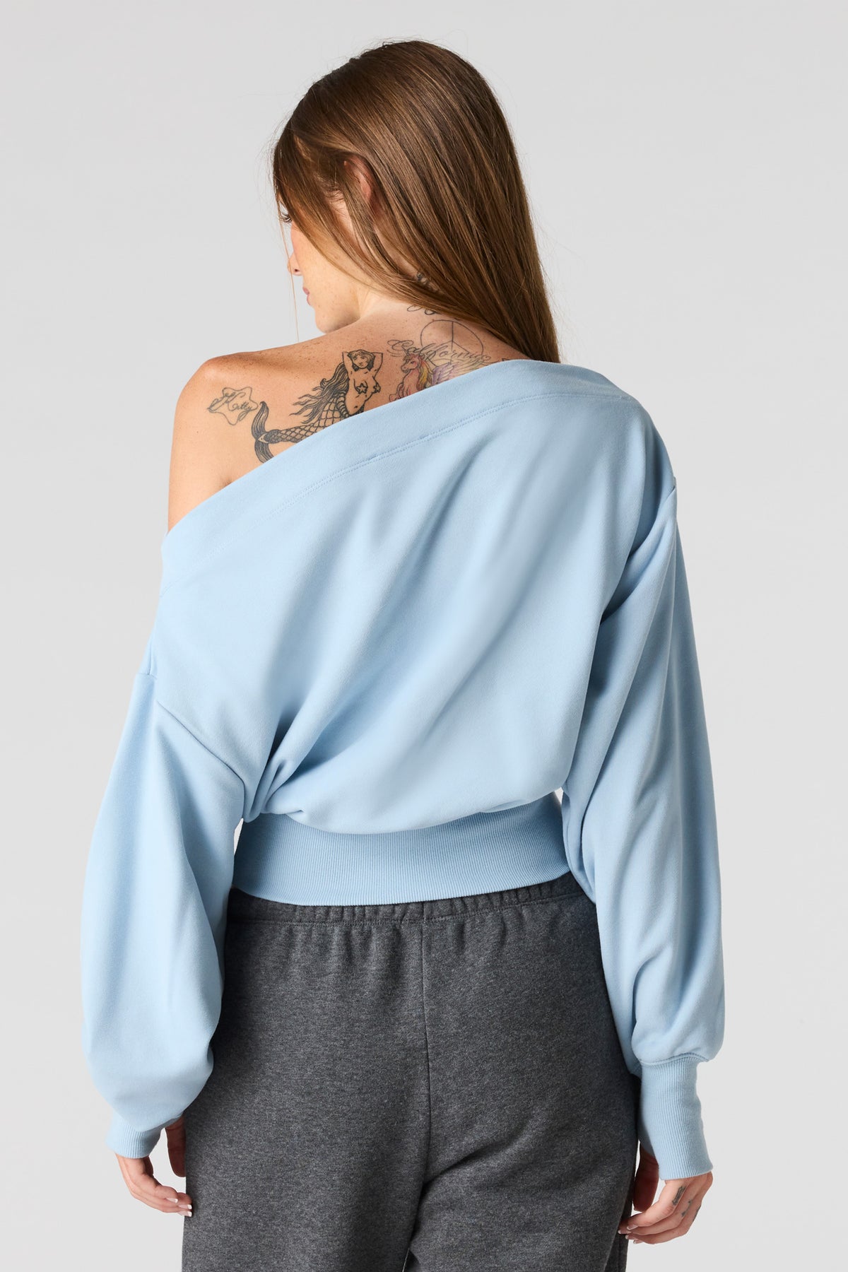 Vue alternative 2. Chandail en tissu bouclé de luxe à épaules dénudées