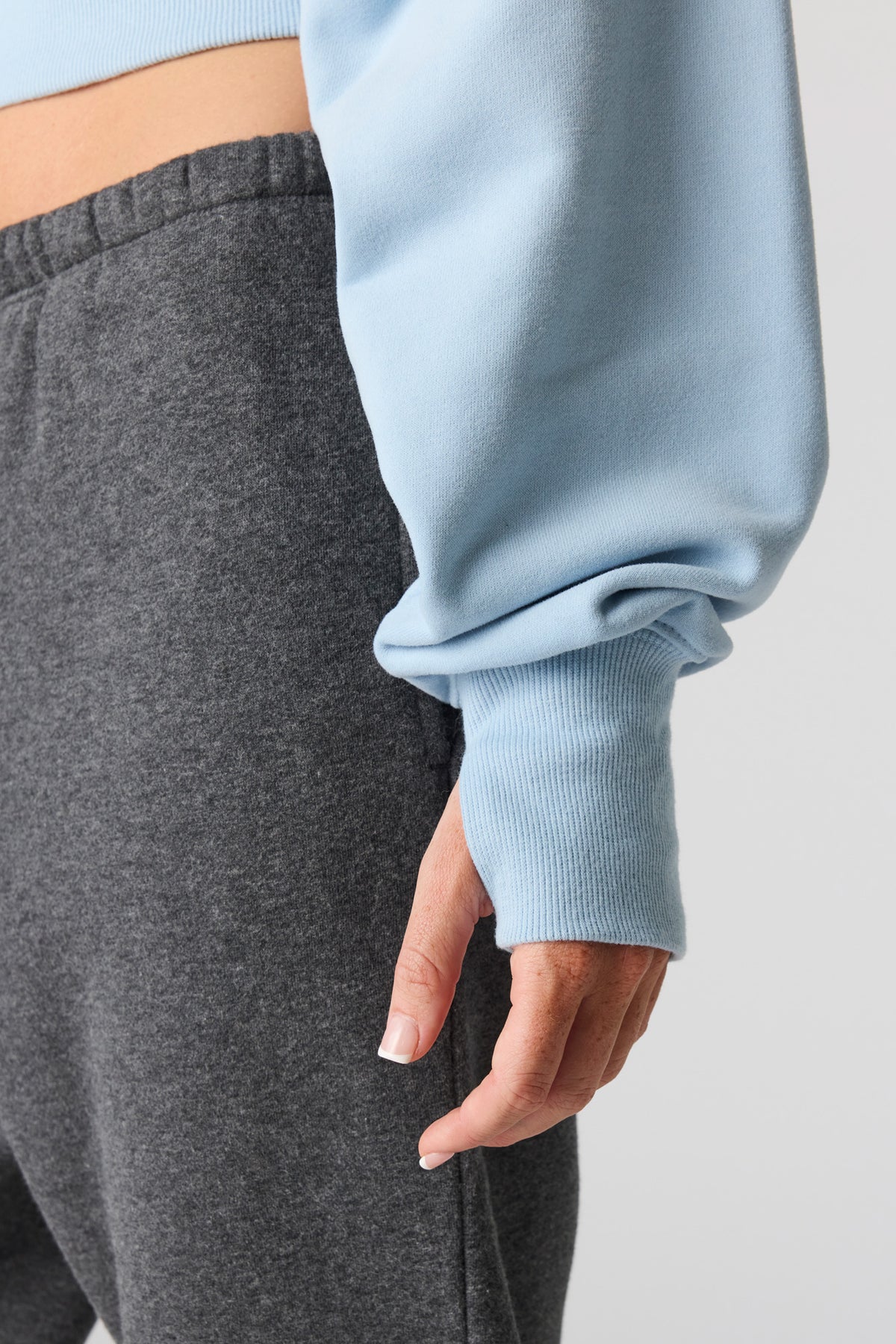 Vue alternative 4. Chandail en tissu bouclé de luxe à épaules dénudées