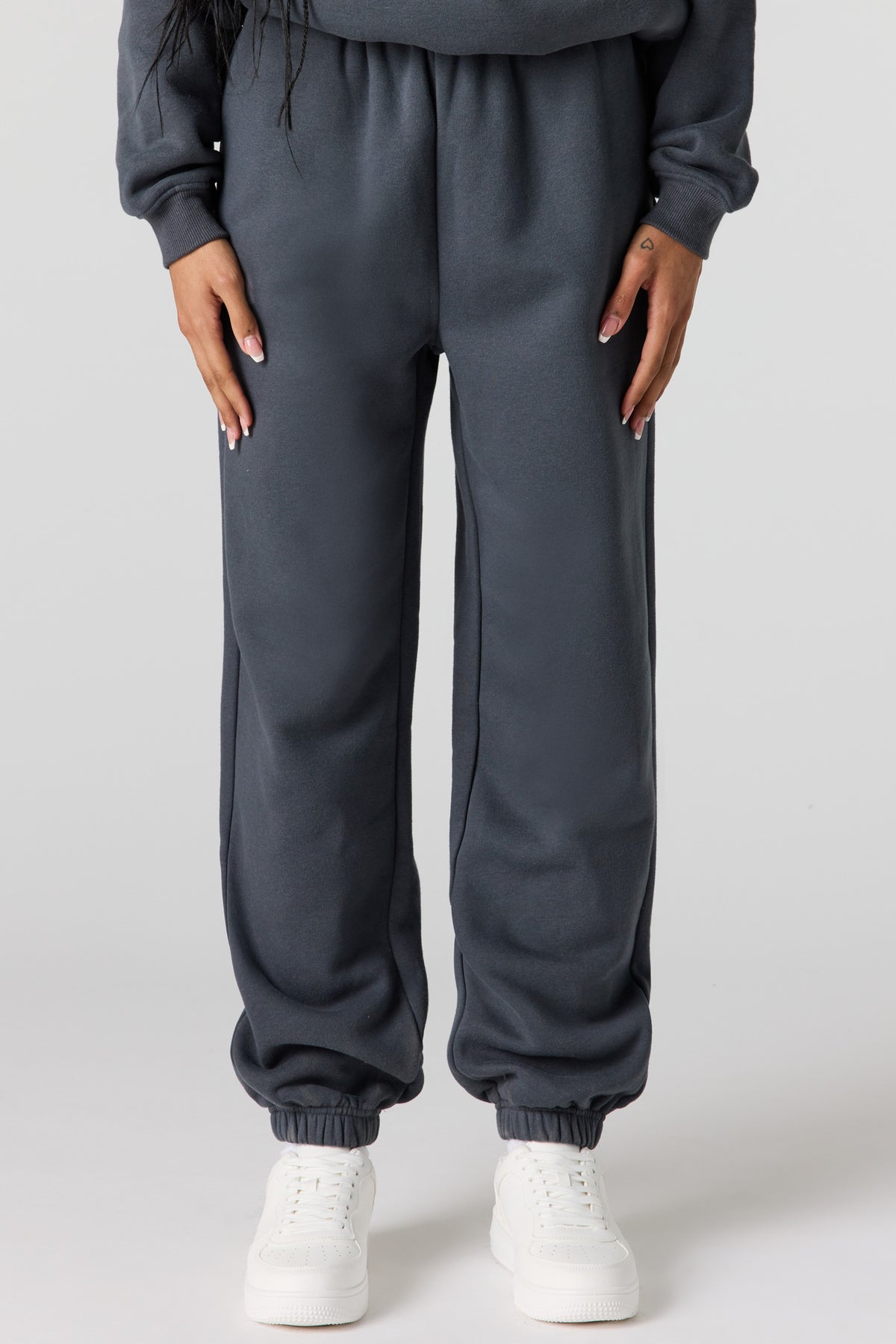 Vue alternative 2. Jogger de coupe garçonne en molleton de luxe imprimé