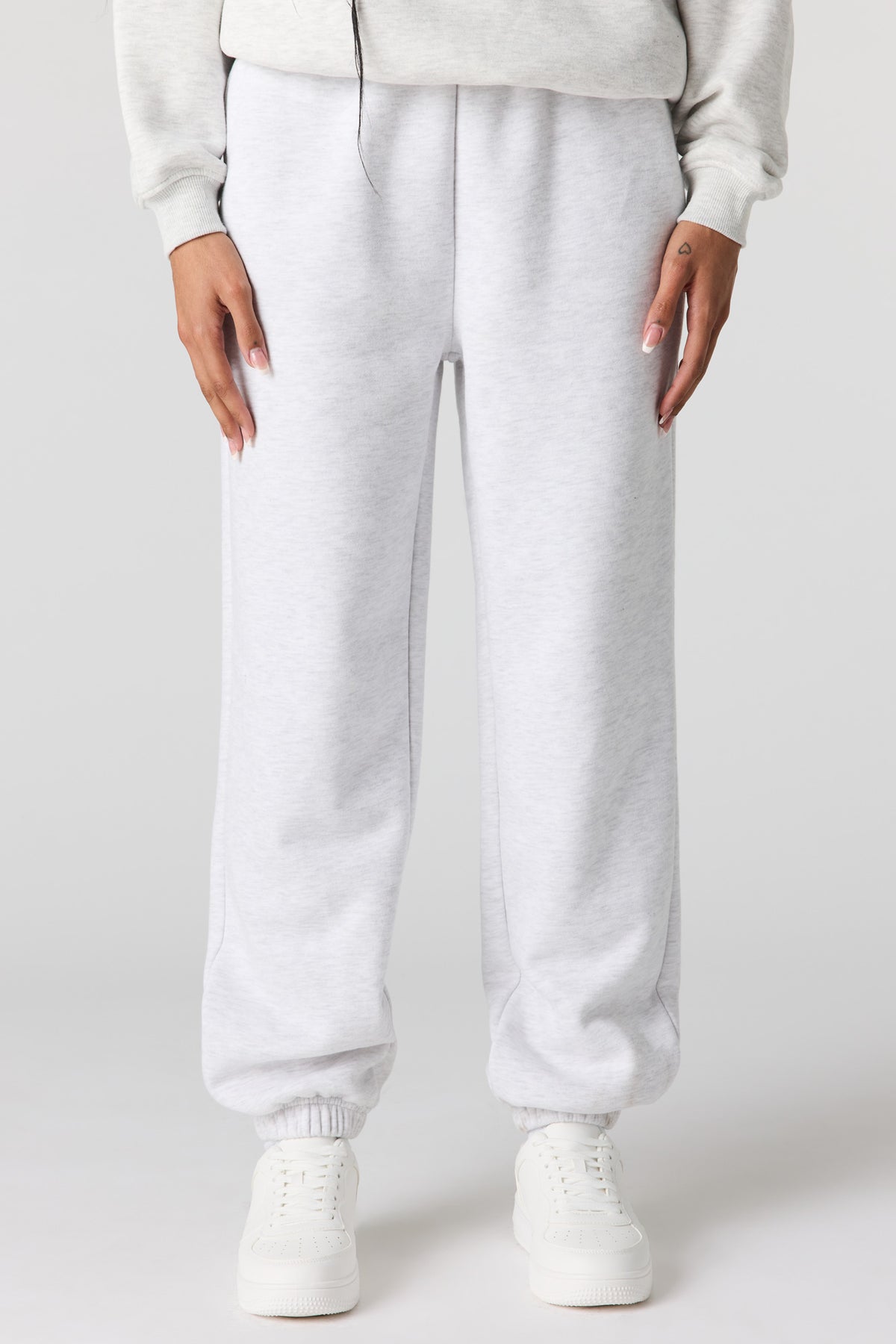Vue alternative 2. Jogger de coupe garçonne en molleton de luxe imprimé