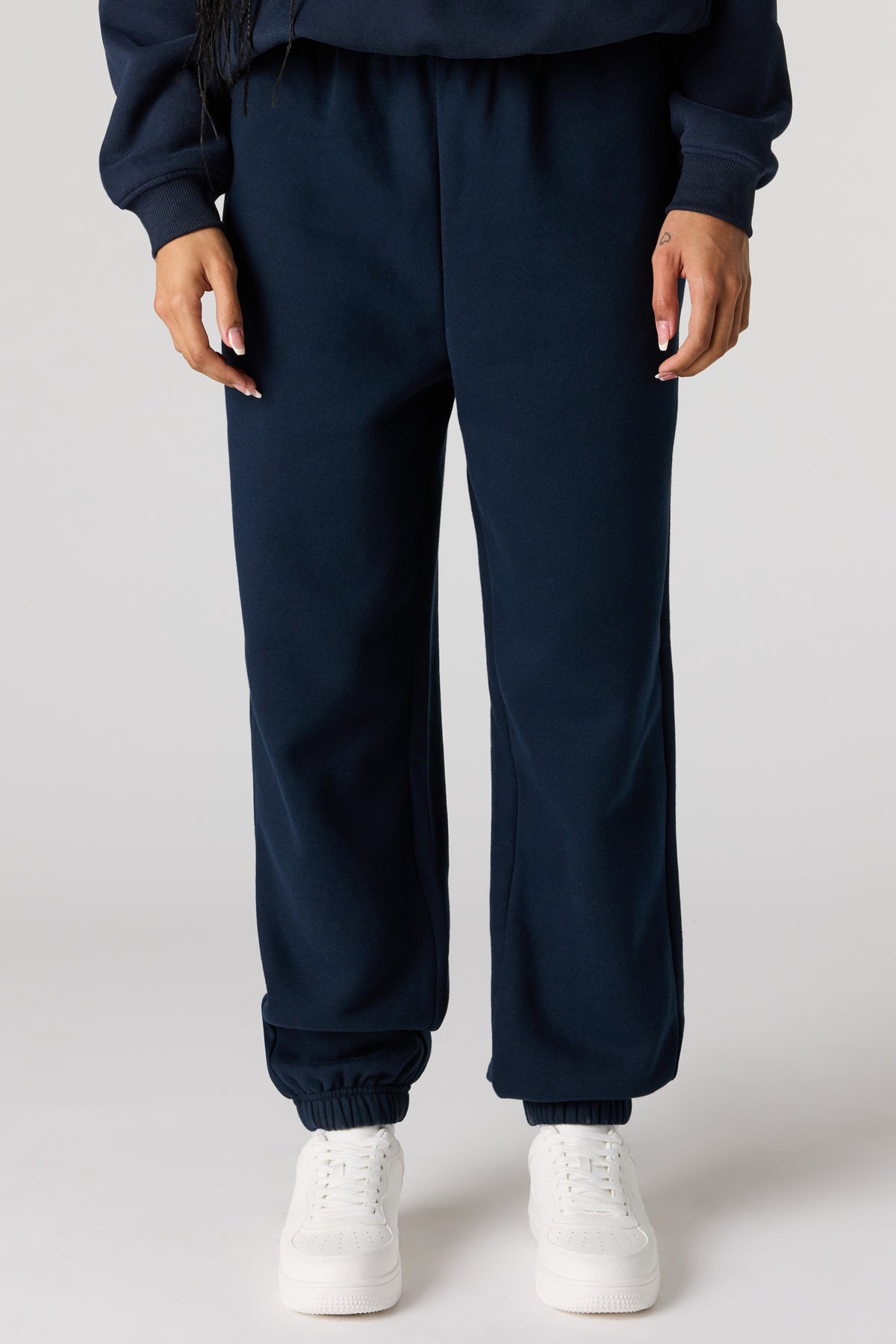 Vue alternative 2. Jogger de coupe garçonne en molleton de luxe imprimé